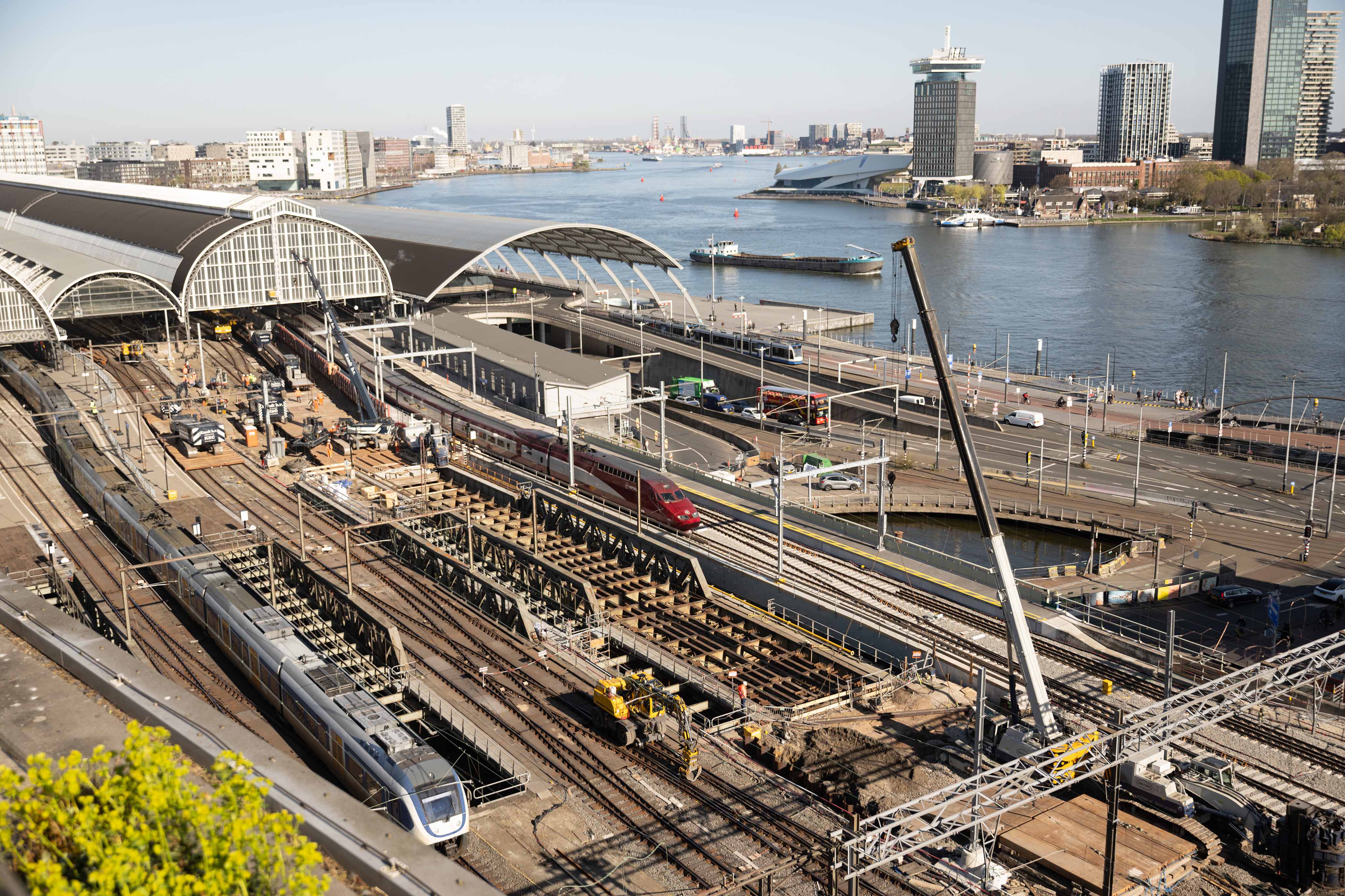 De eerste trein rijdt over de nieuwe brug Oostertoegang