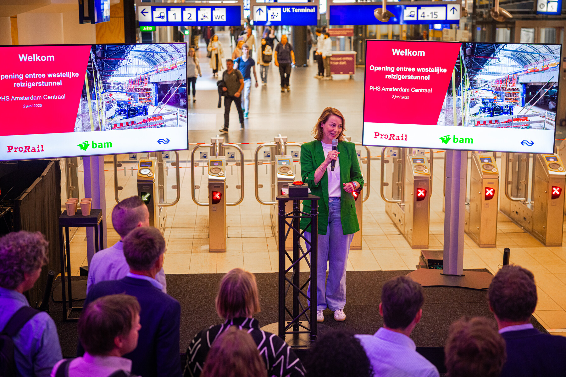 De opening start bijna