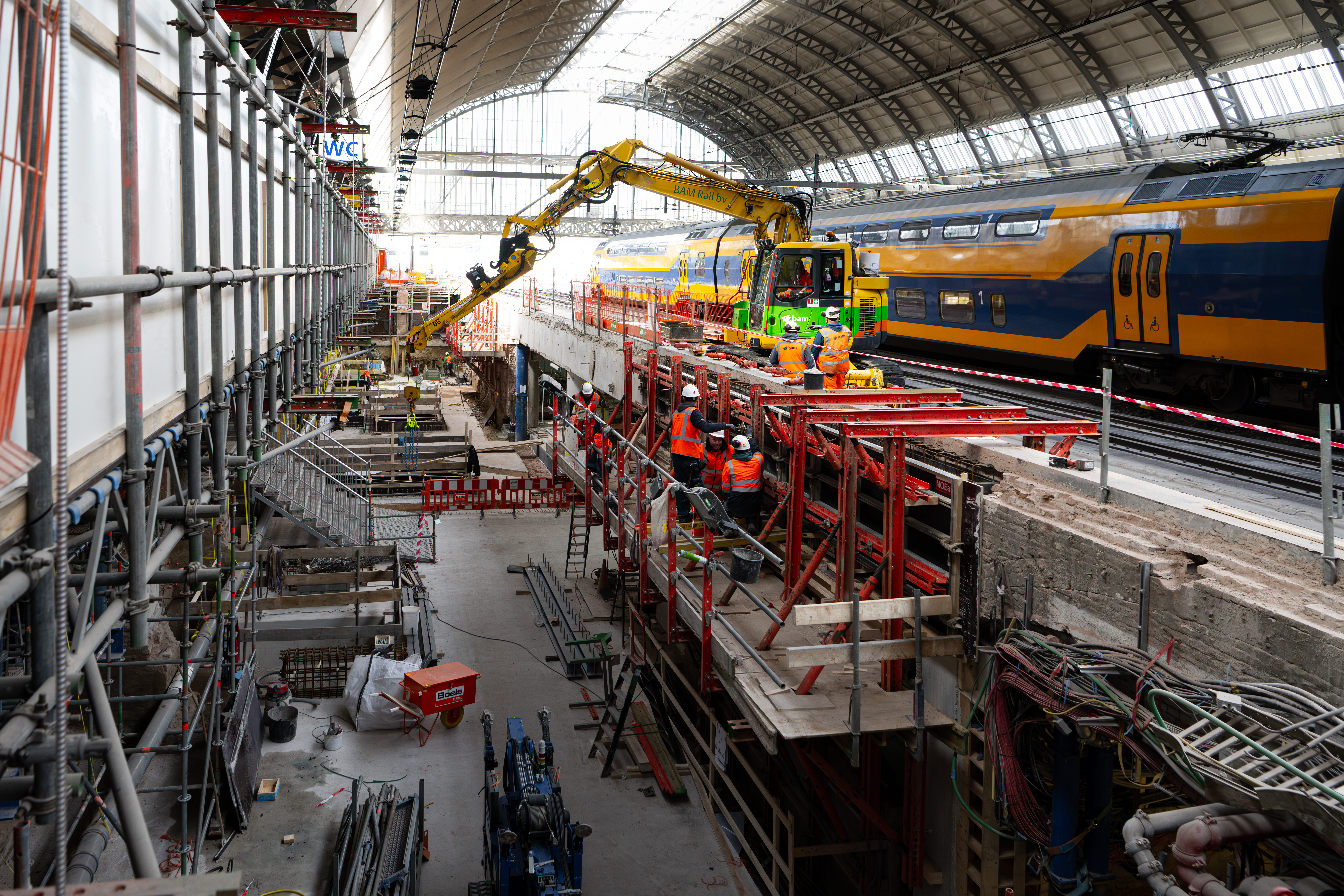 Kijkje in de bouwkuip tijdens de sloopfase. Het perron is al gesloopt. Nu is de hellingbaan aan de beurt