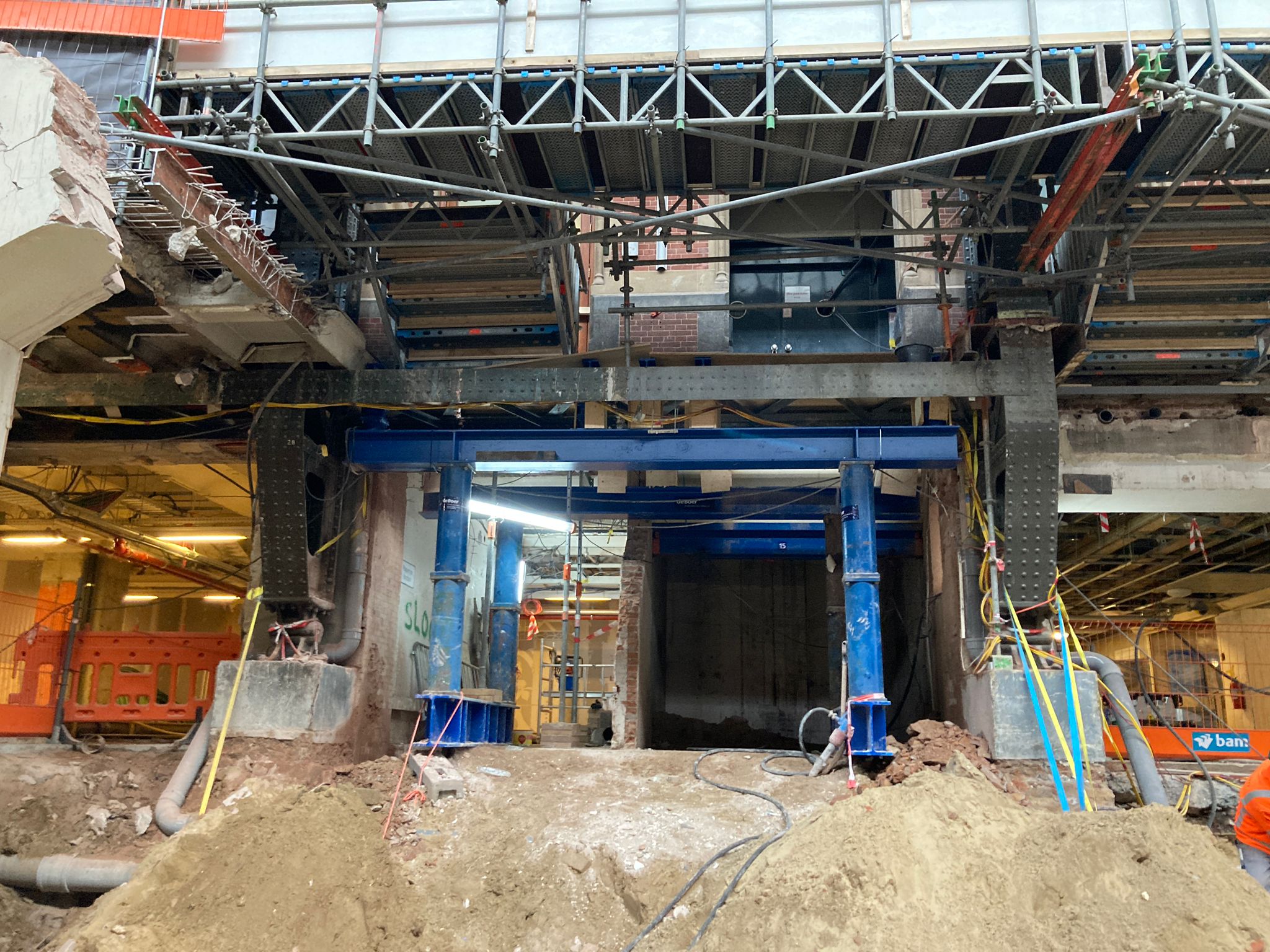 Het stationsgebouw wordt ondersteund met een stalen constructie