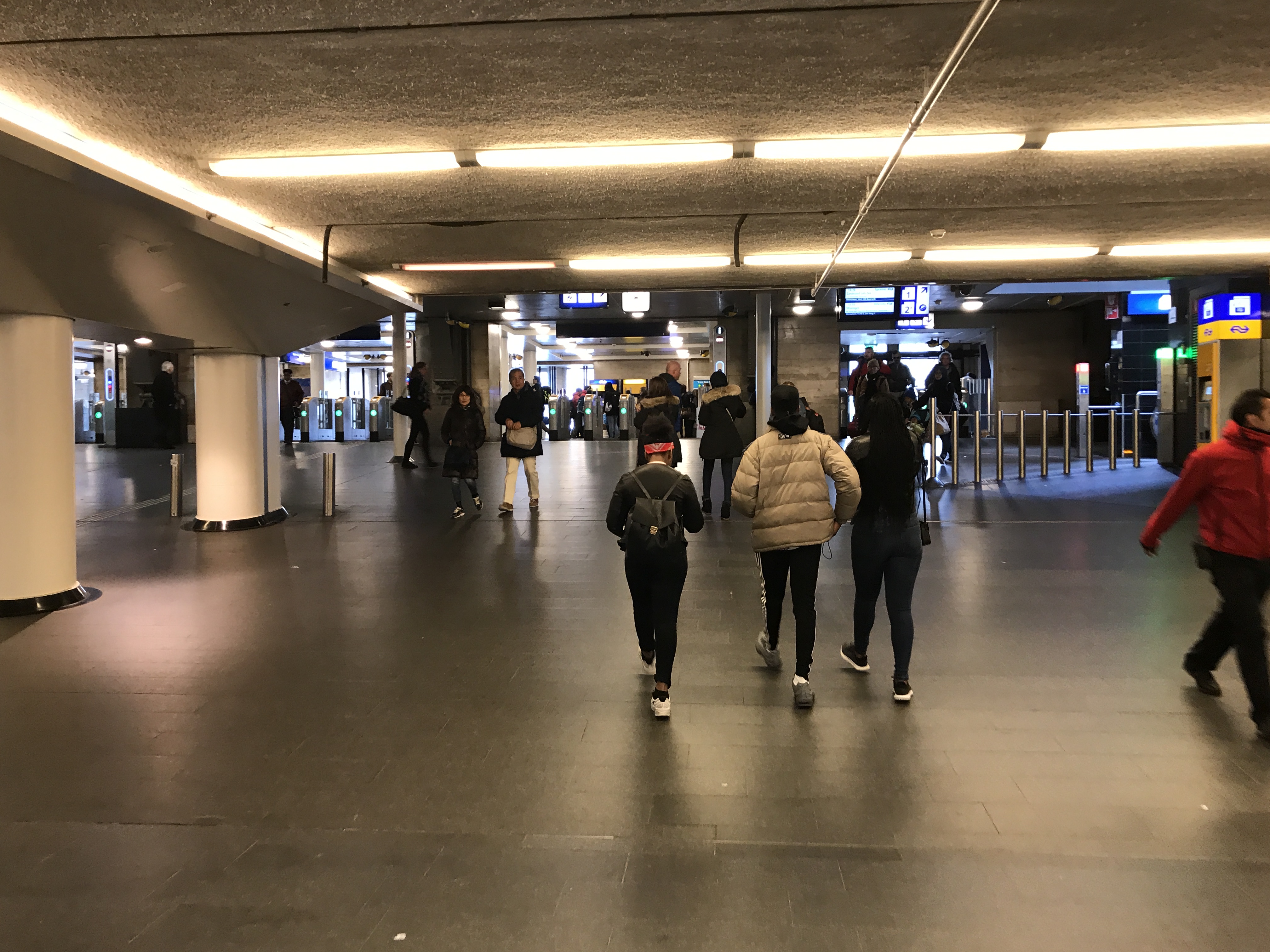 De westelijke reizigerstunnel voor de verbouwing