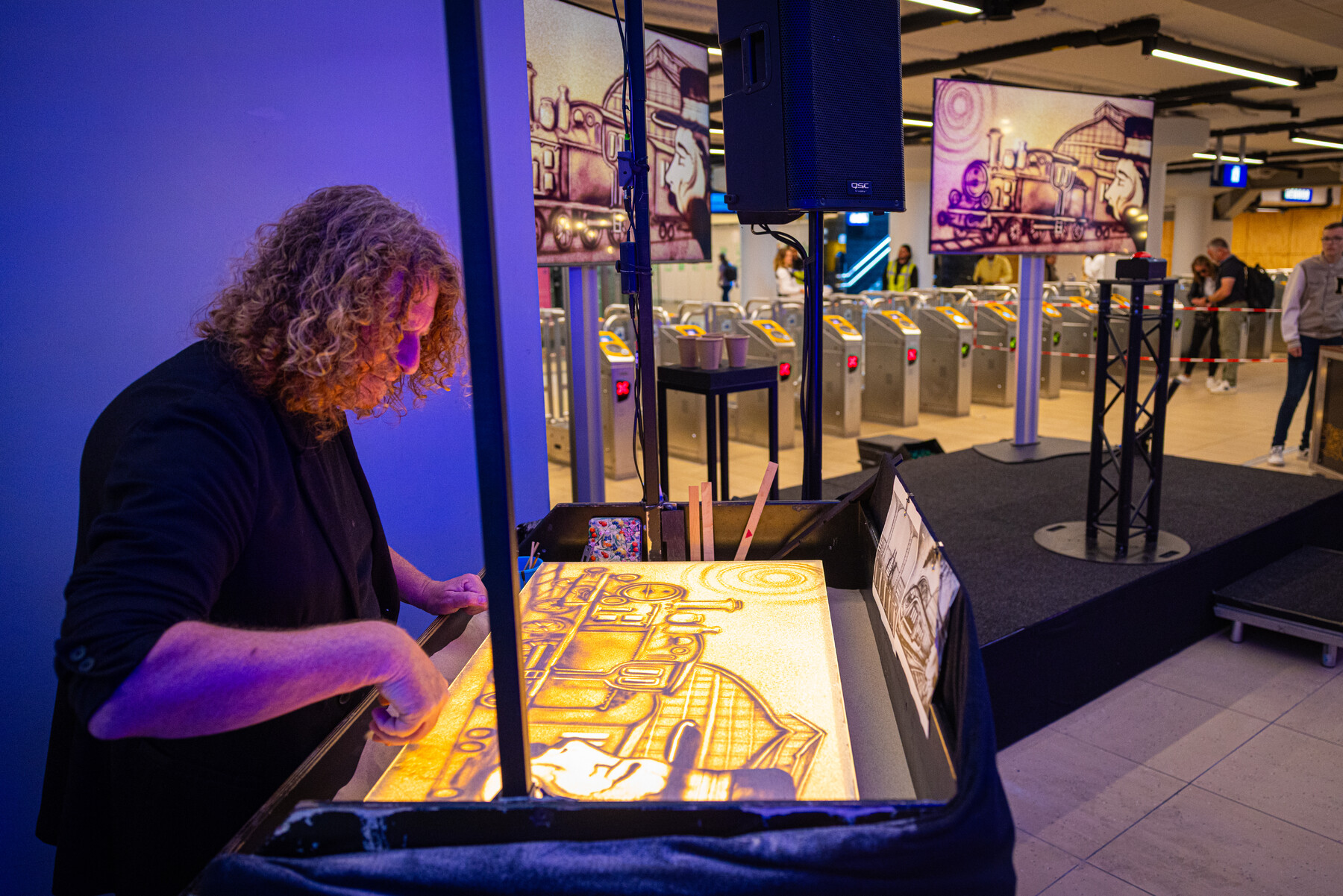 Zandkunstenaar Ger van de Vijver trapt de opening af