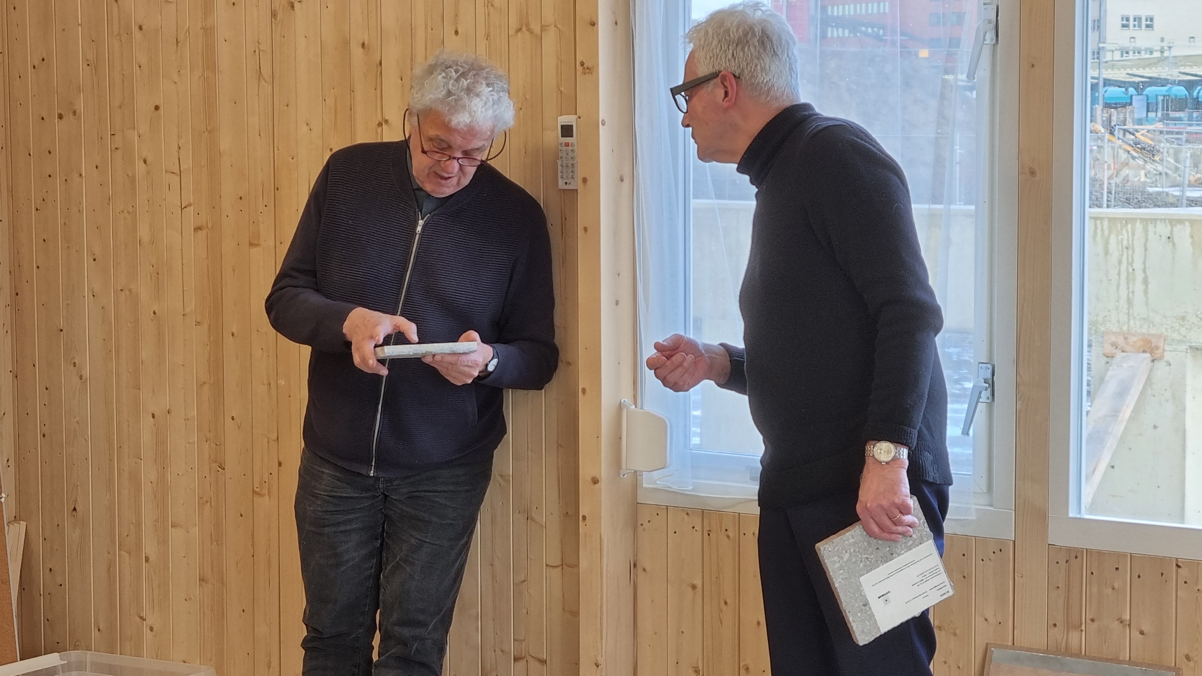 Voormalig stadsbouwmeester Niek Verdonk bekijkt en bevoelt de materialen goed onder toeziend oog van architect Koen van Velsen.