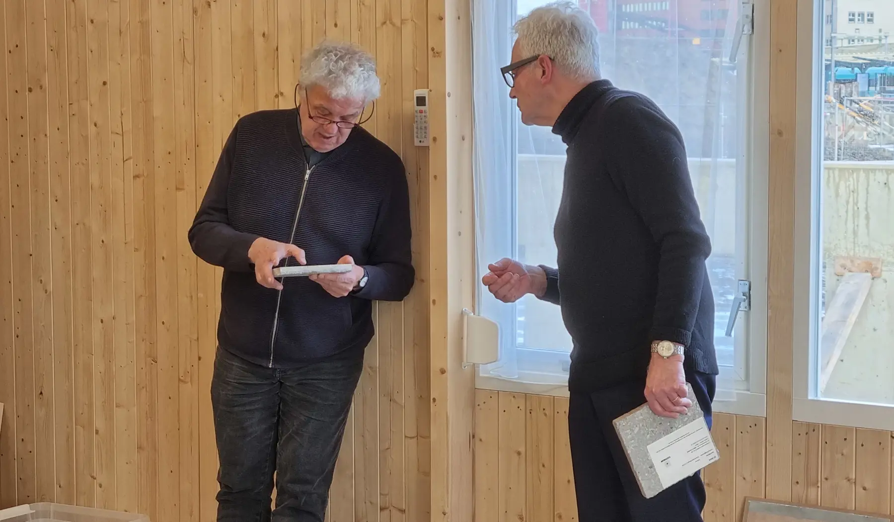 Voormalig stadsbouwmeester Niek Verdonk bekijkt en bevoelt de materialen goed onder toeziend oog van architect Koen van Velsen.