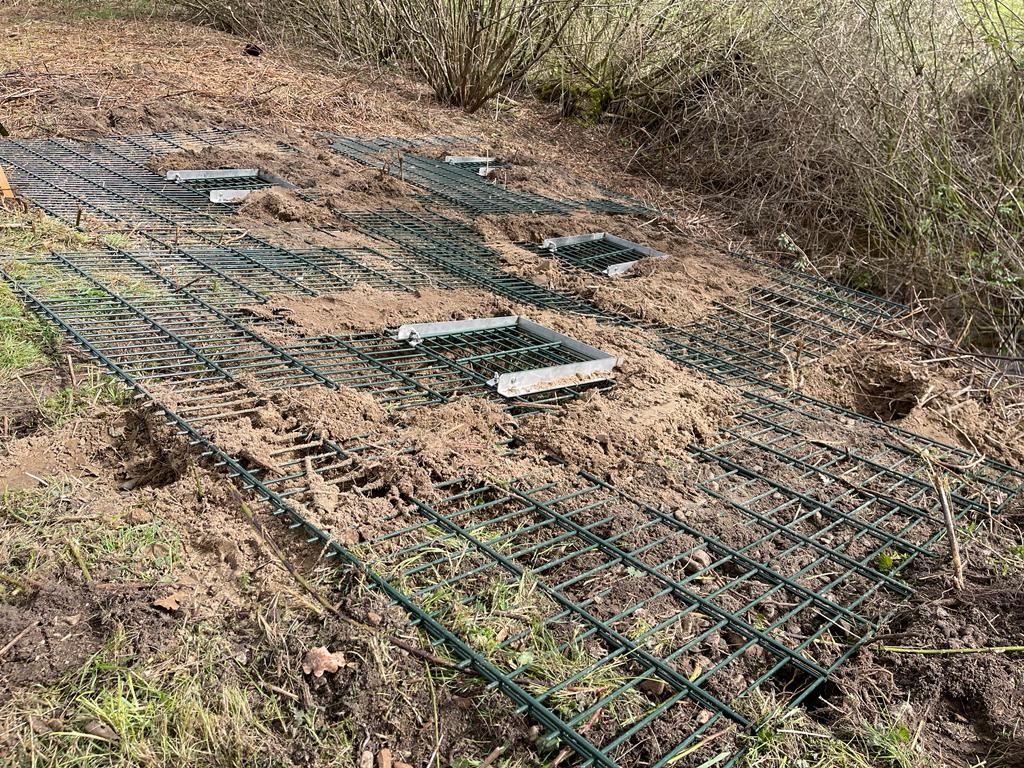 Dassenholen zijn inmiddels afgedekt met rasters, zodat de dassen geen nieuwe holen kunnen graven rond en onder het spoor