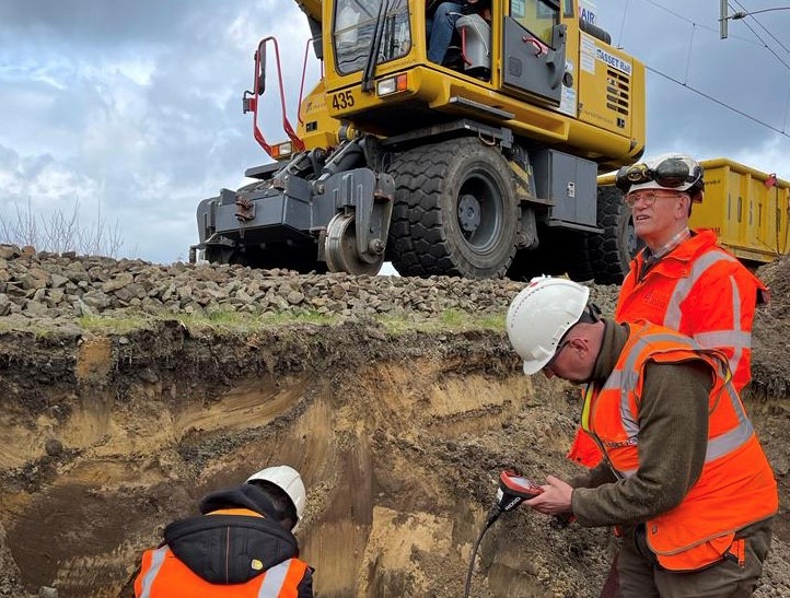 Met man en macht worden de spoordijken afgegraven om de dassenburchten te ontdekken