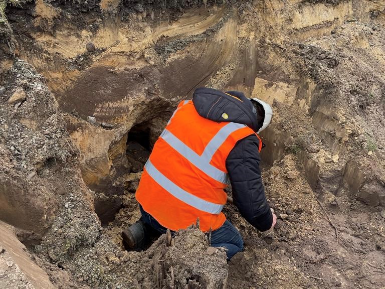 Langs het spoortalud ontdekken spoorwerkers flinke holen, die tot instortingsgevaar leiden