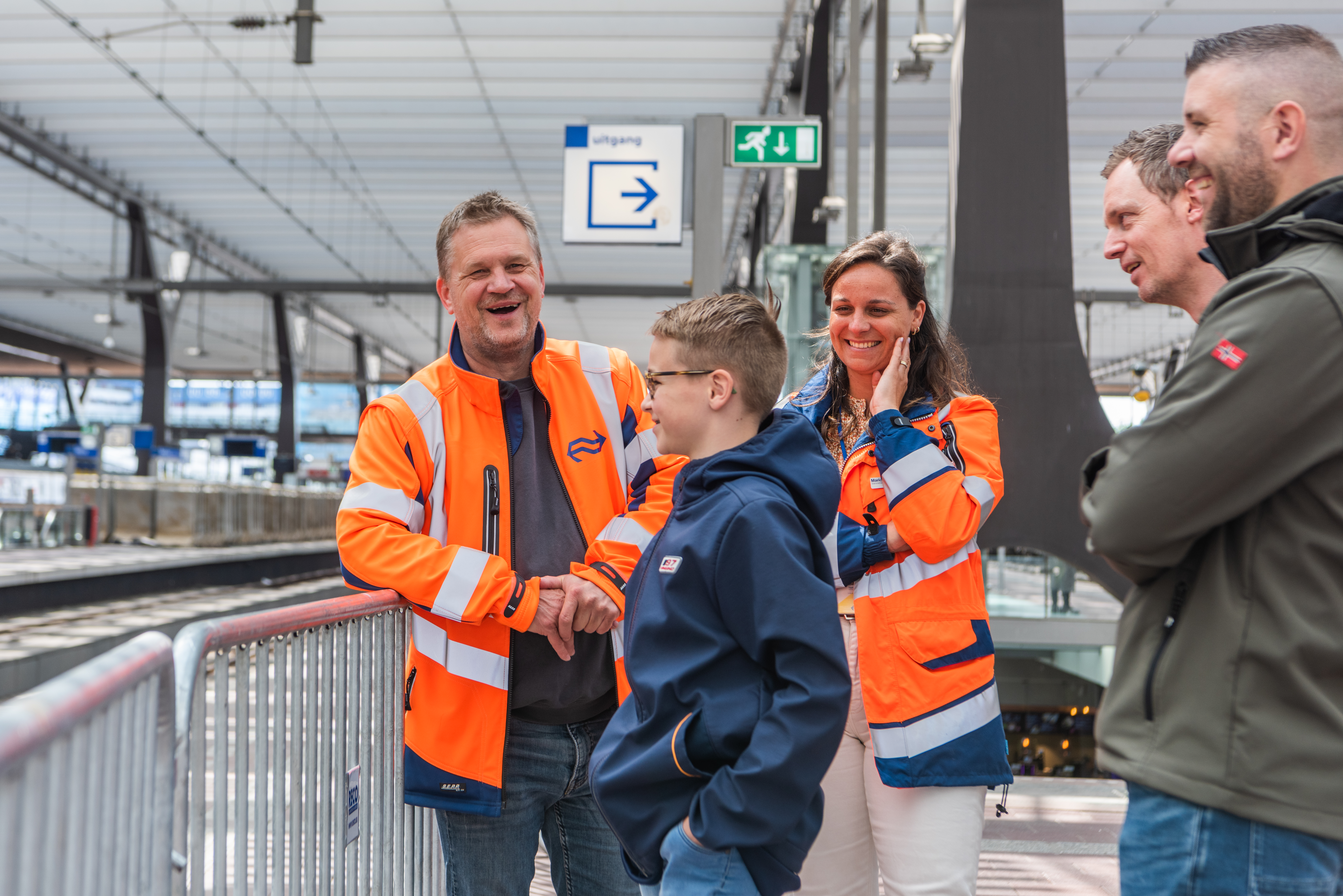 Jesse ontmoette de managers van Rotterdam Centraal en kreeg een rondleiding door het station.
