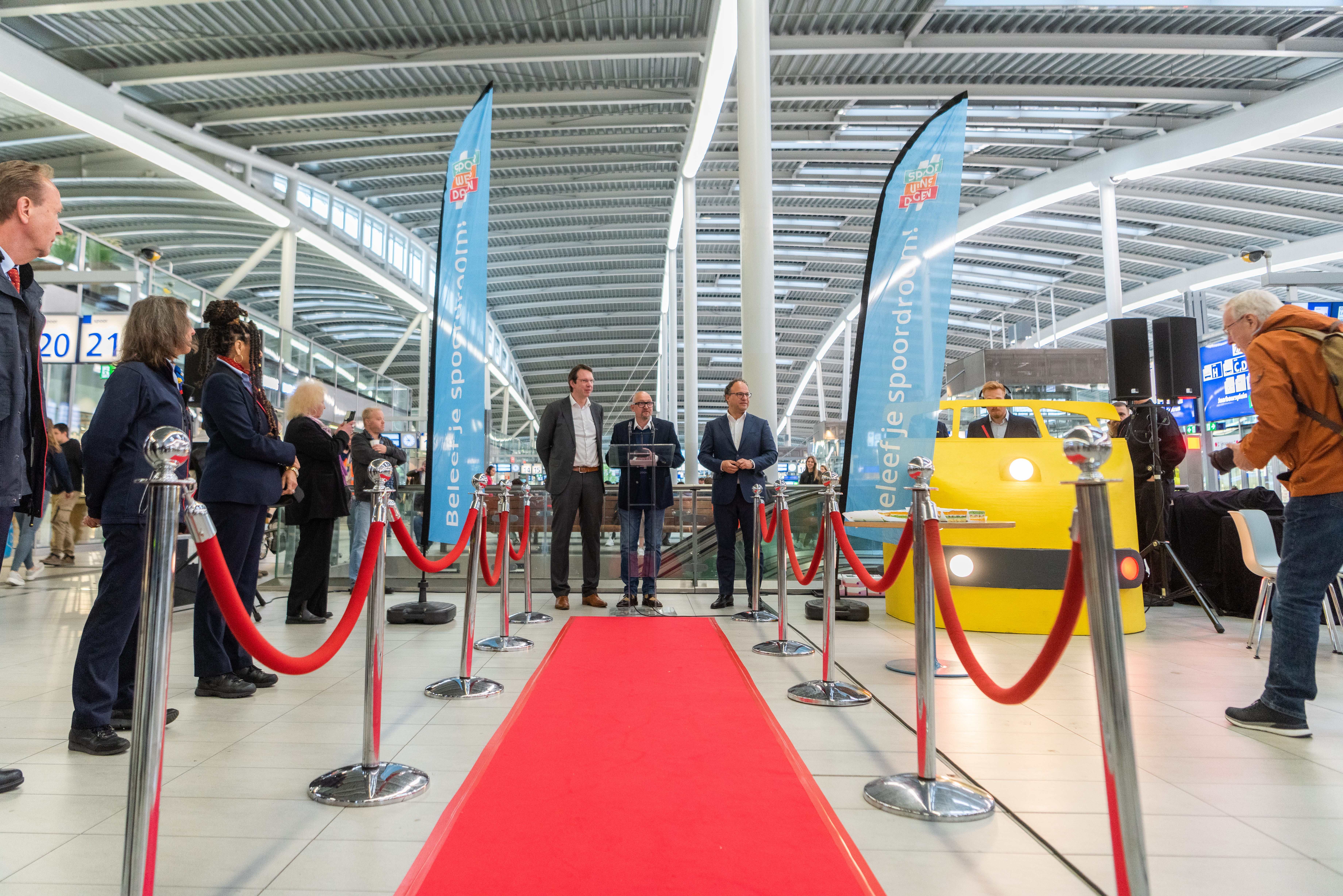 John Voppen en Wouter Koolmees bij de opening op Utrecht Centraal.