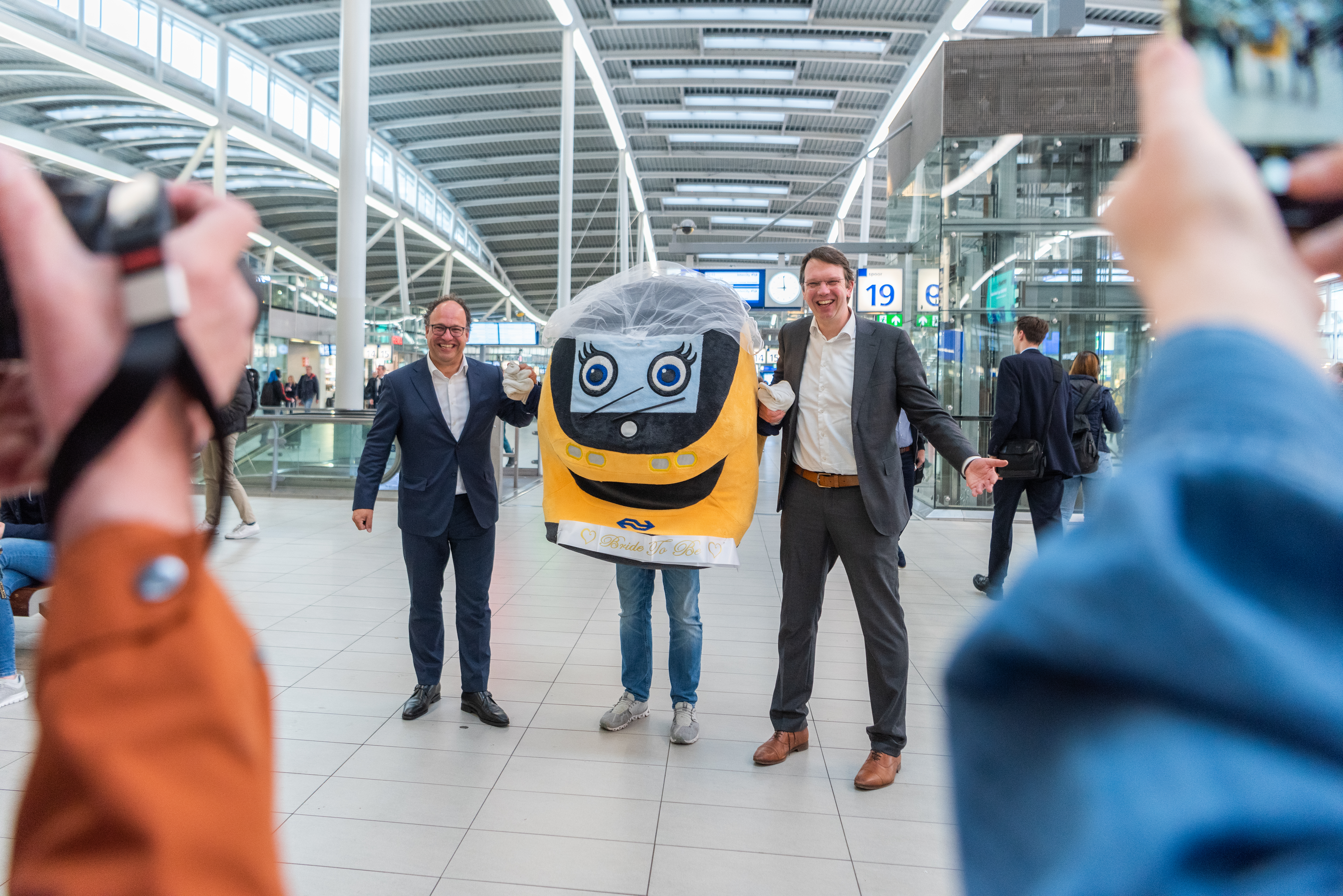 Op de foto met de NS-mascotte.