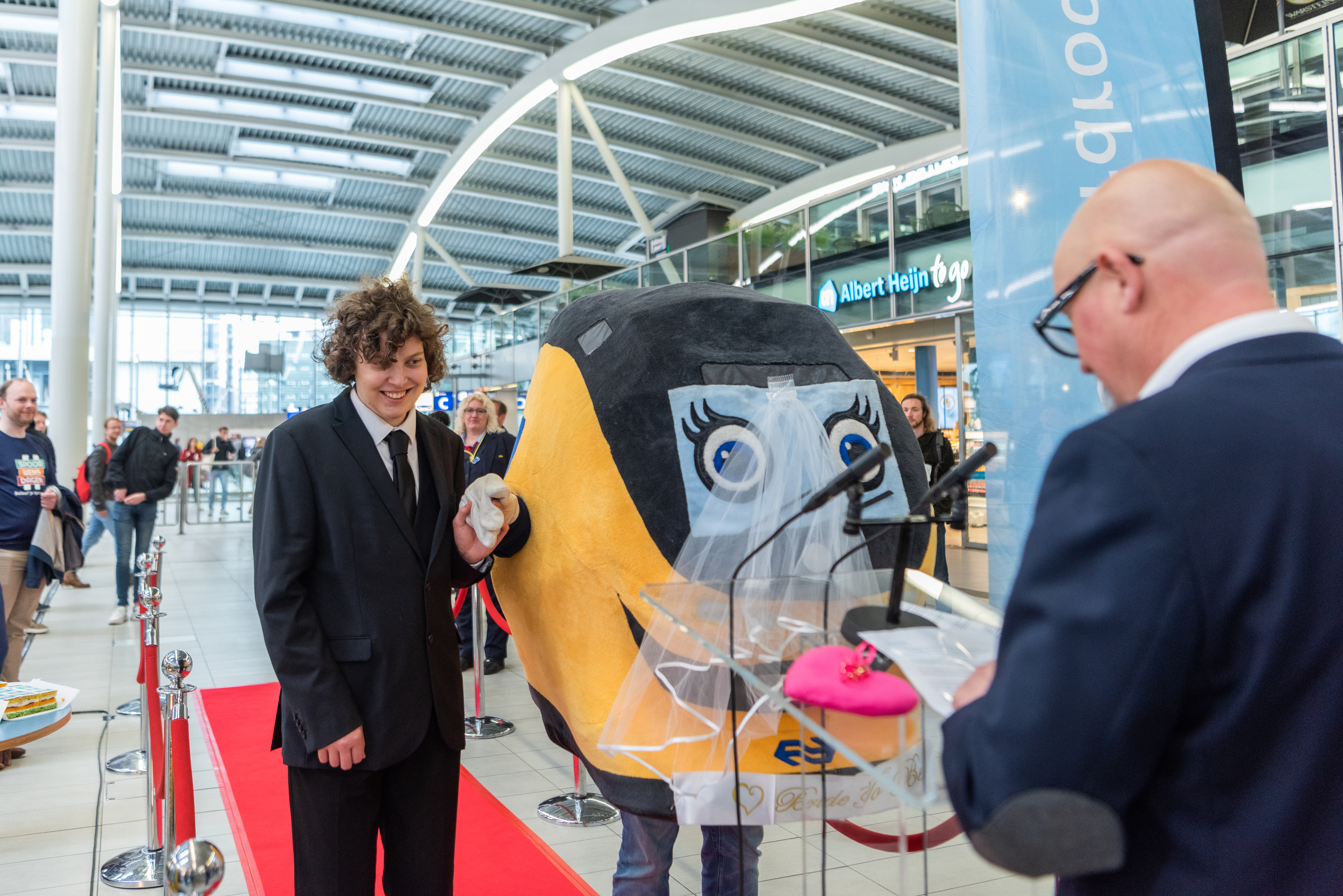 Een wens van Roemer kwam in vervulling. Hij trouwde met de NS-knuffeltrein.