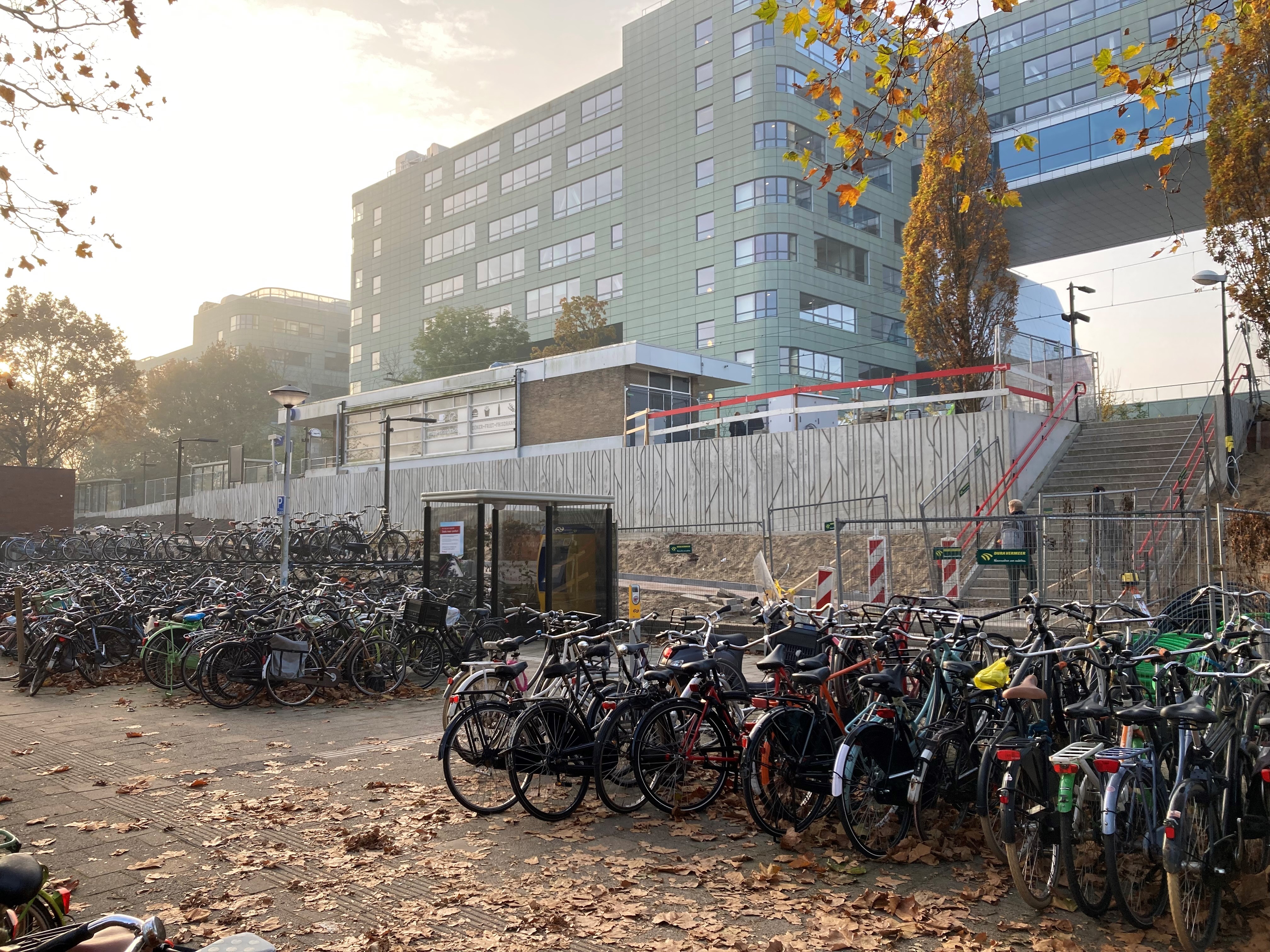 De trap is verplaatst naar de andere kant van het stationsgebouw