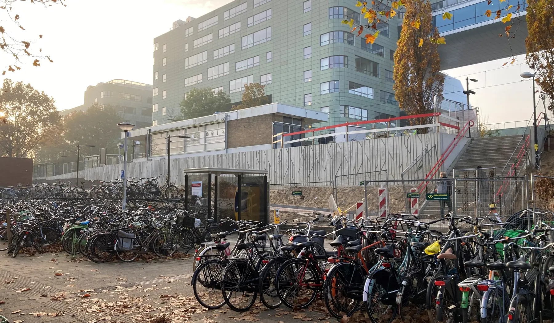 De trap is verplaatst naar de andere kant van het stationsgebouw