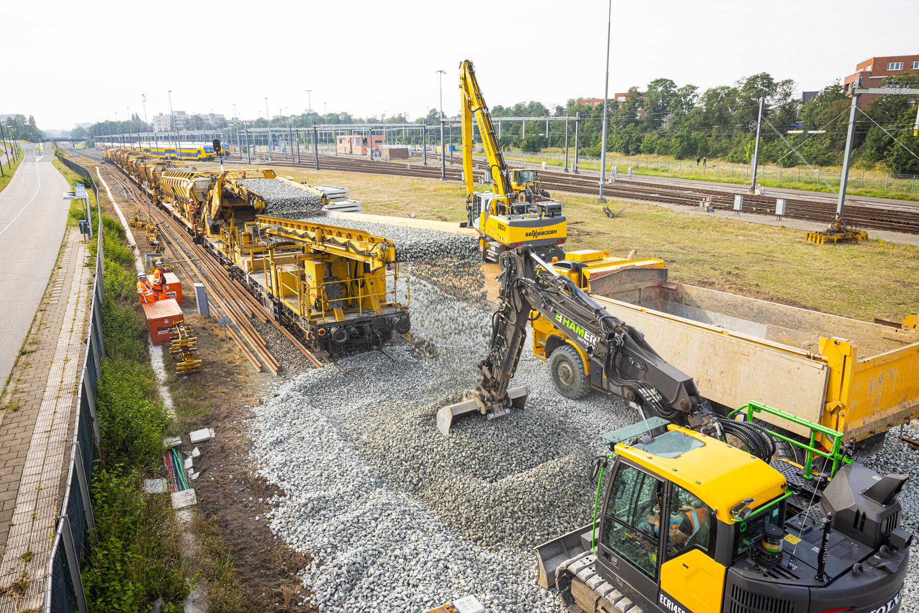 Ter hoogte van de Campusbaan wordt nieuwe spoorballast uit het depot aan de Panovenlaan aangevoerd voor gebruik in de spoorbaan