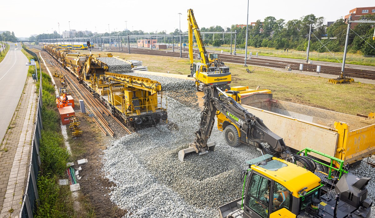 Ter hoogte van de Campusbaan wordt nieuwe spoorballast uit het depot aan de Panovenlaan aangevoerd voor gebruik in de spoorbaan