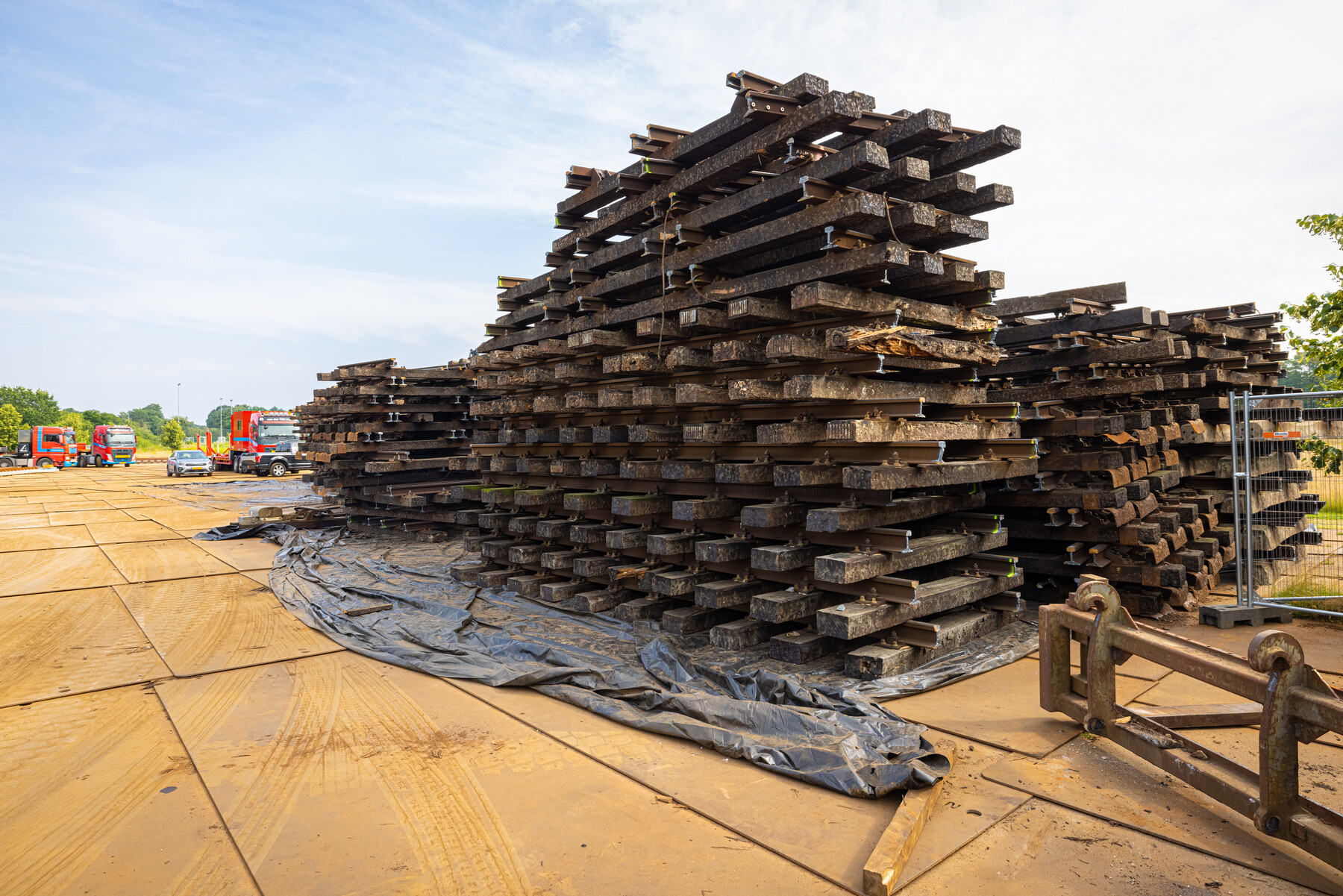 Delen van het spoor zijn met treinen vanaf de werklocatie naar de Panovenlaan getransporteerd en worden per vrachtwagen afgevoerd naar Arnhem voor verdere verwerking