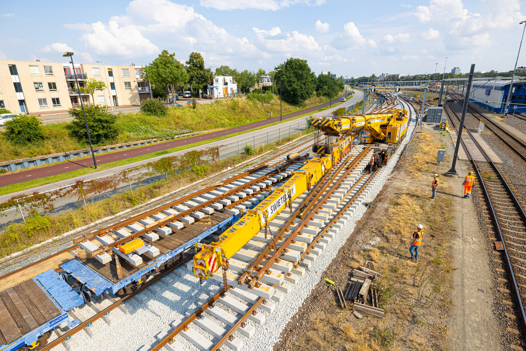 Een zogenaamde ‘Kirow-kraan’ hijst spoor- en wisseldelen vanaf wagons en transporteert deze naar de nieuwe locatie