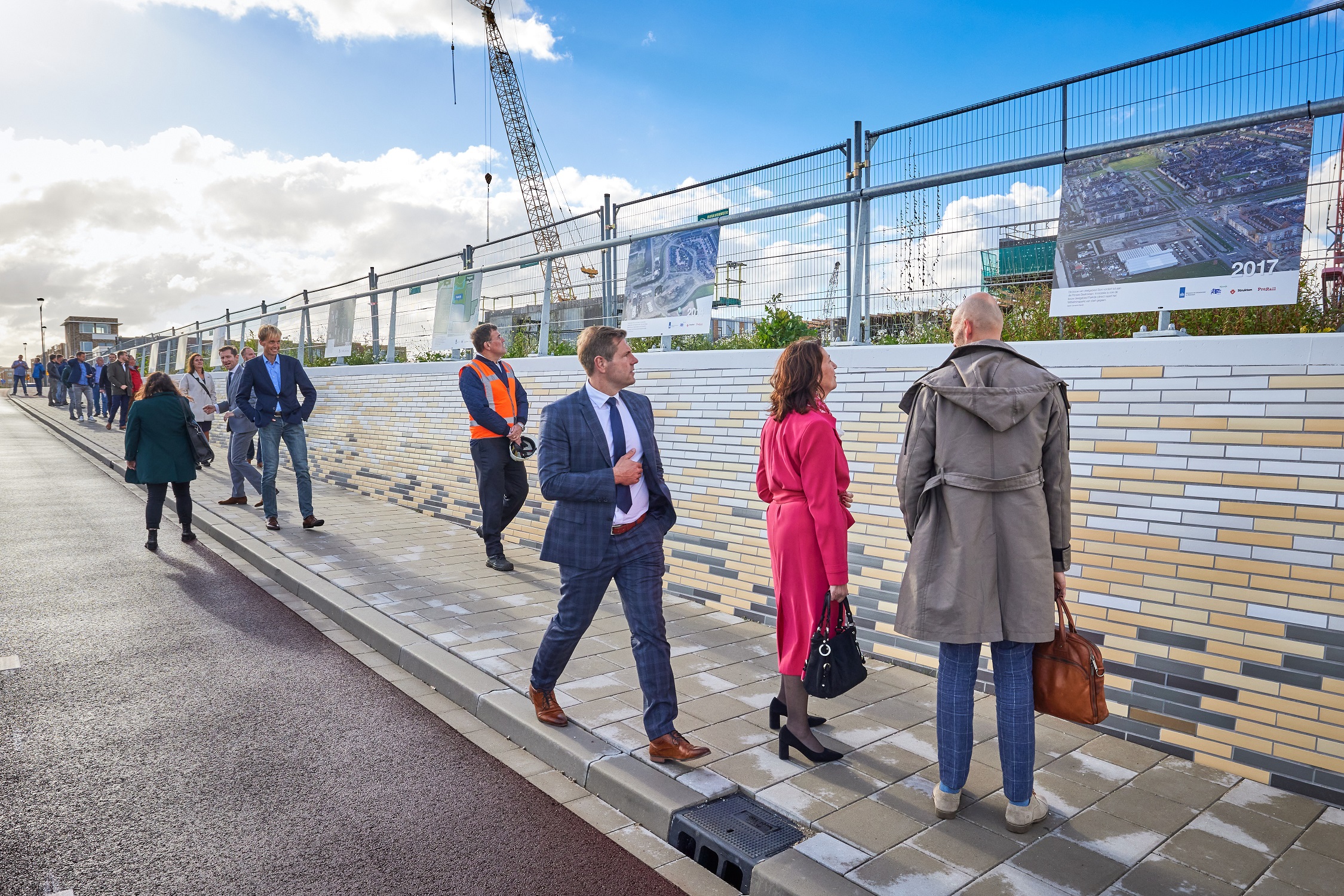 Gasten bezoeken de fototentoonstelling