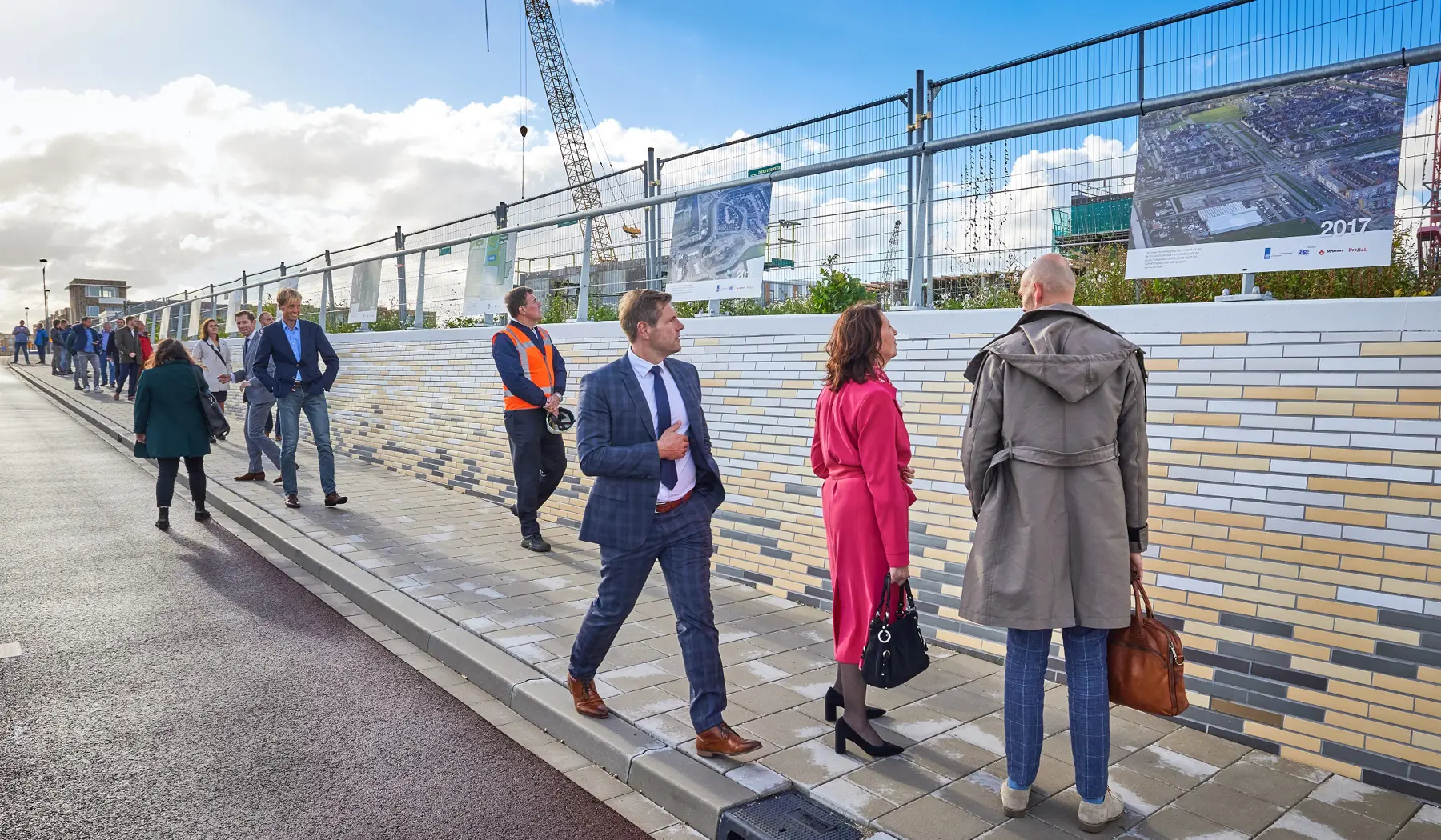 Gasten bezoeken de fototentoonstelling