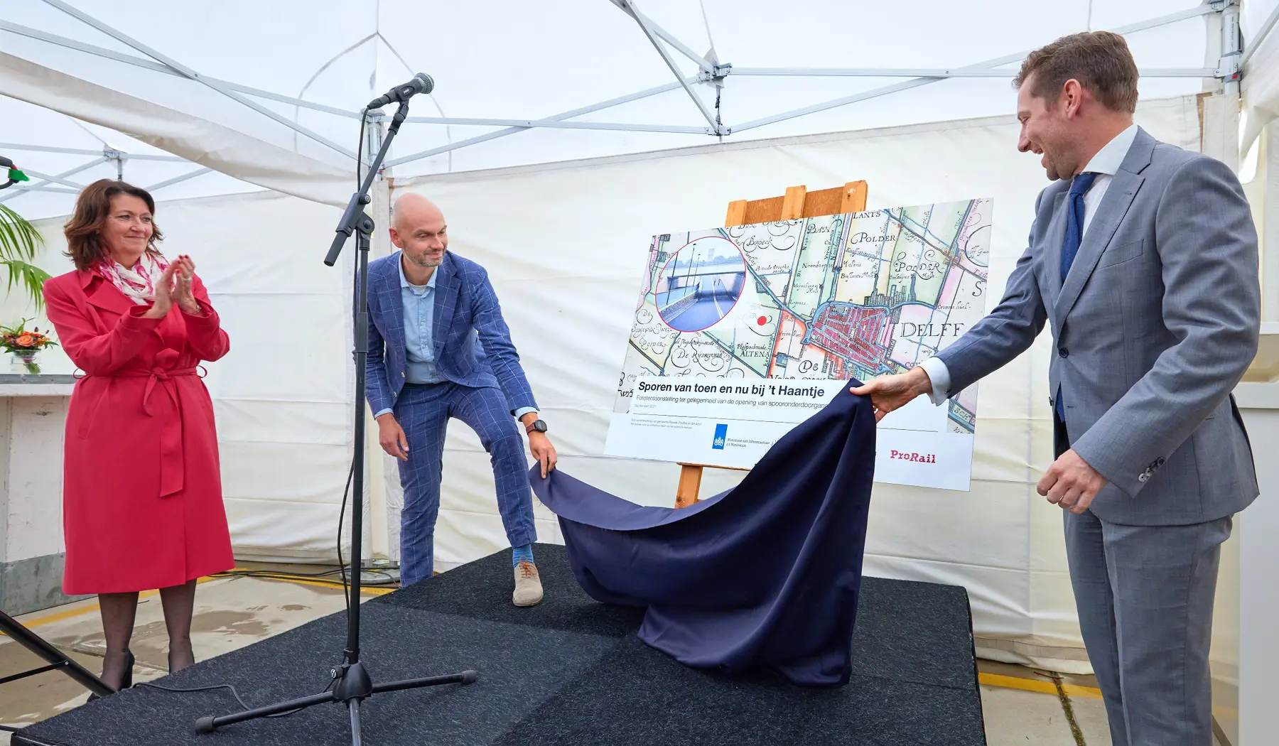 Helga Cuijpers (ProRail), Paul Bolt (ministerie Infrastructuur & Waterstaat) en Jeffrey Keus (wethouder RijswijkBuiten) onthullen de fototentoonstelling
