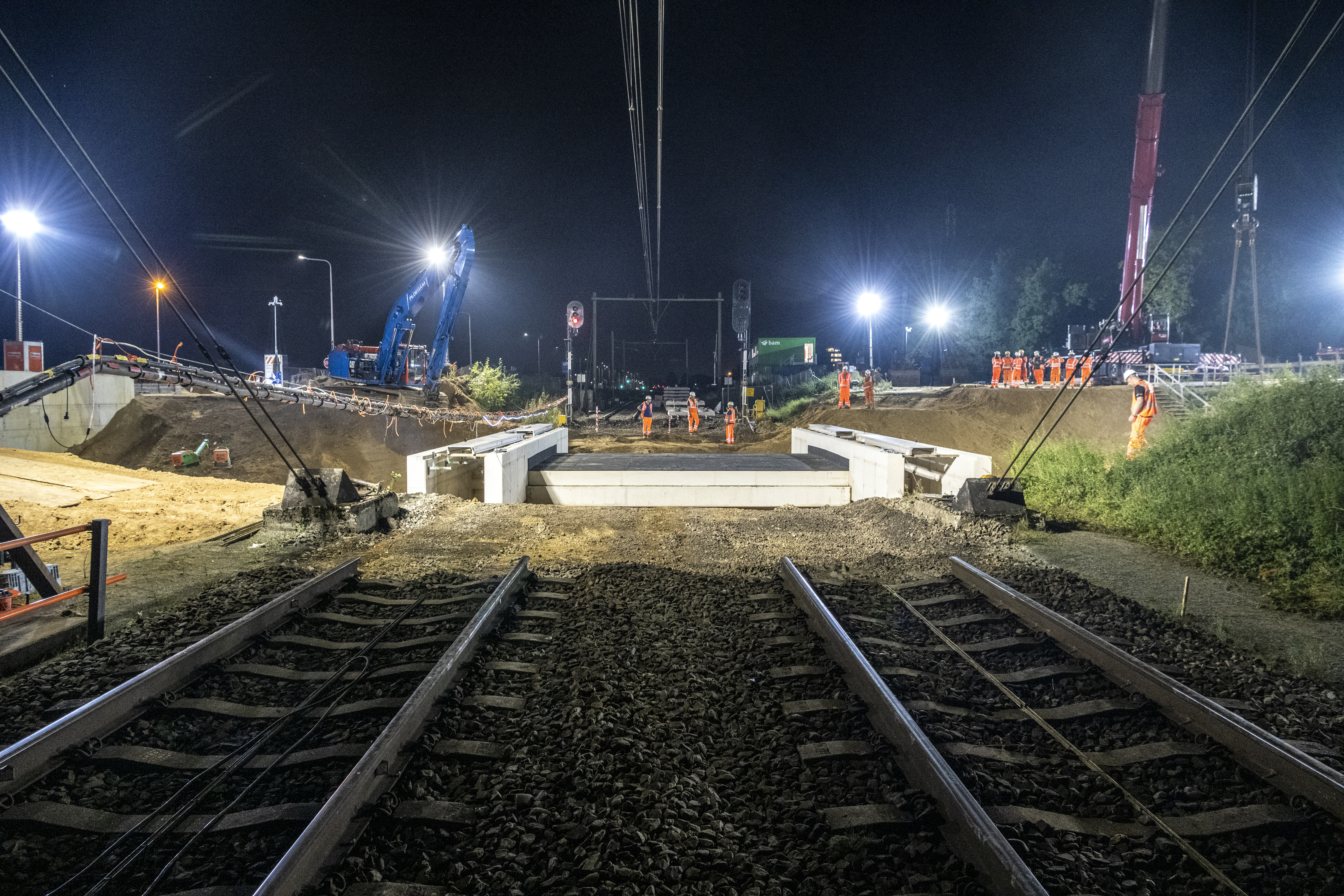 De nieuwe onderdoorgang, gezien vanaf het spoor