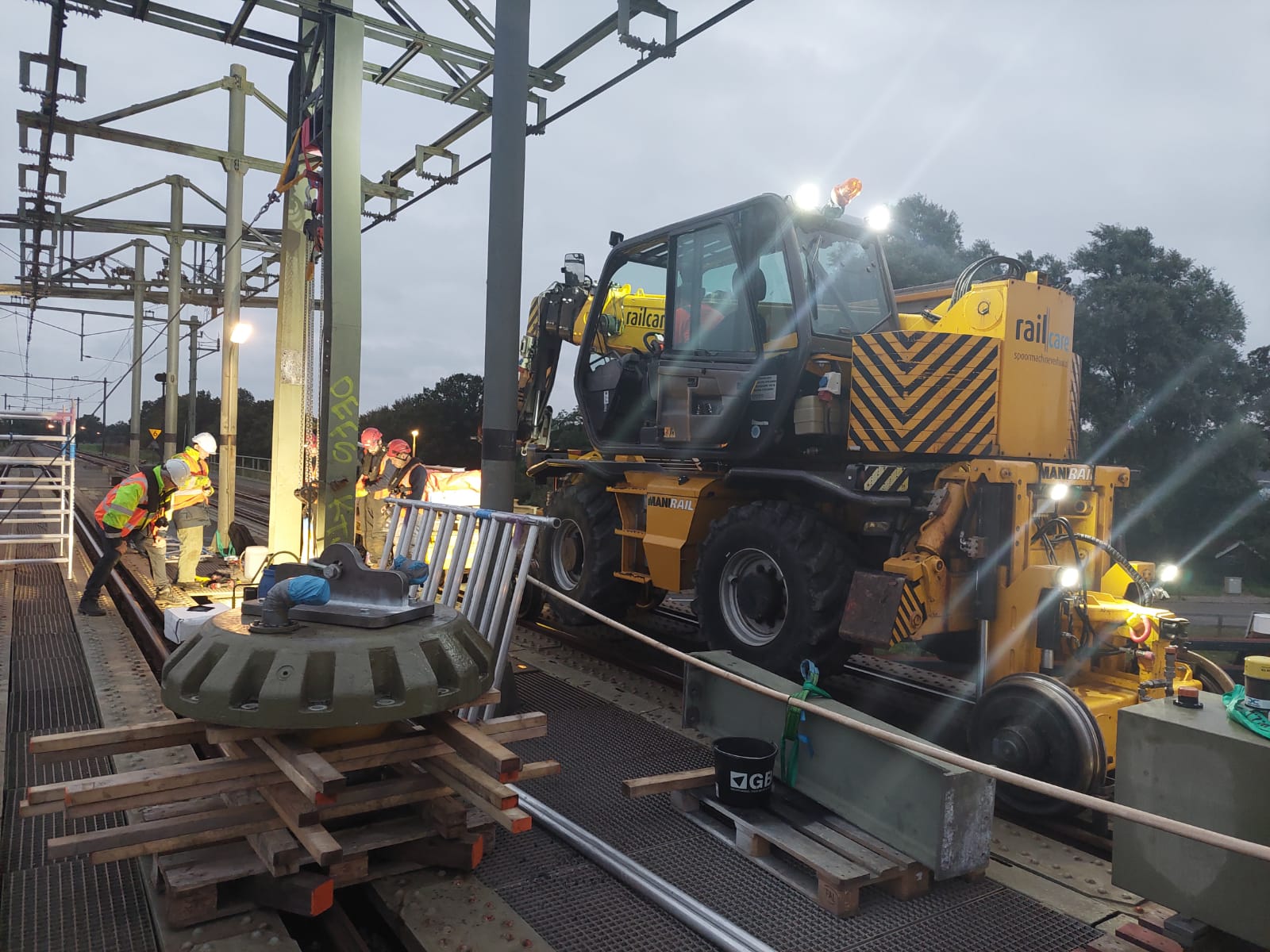 Aan het werk op de defecte spoorbrug