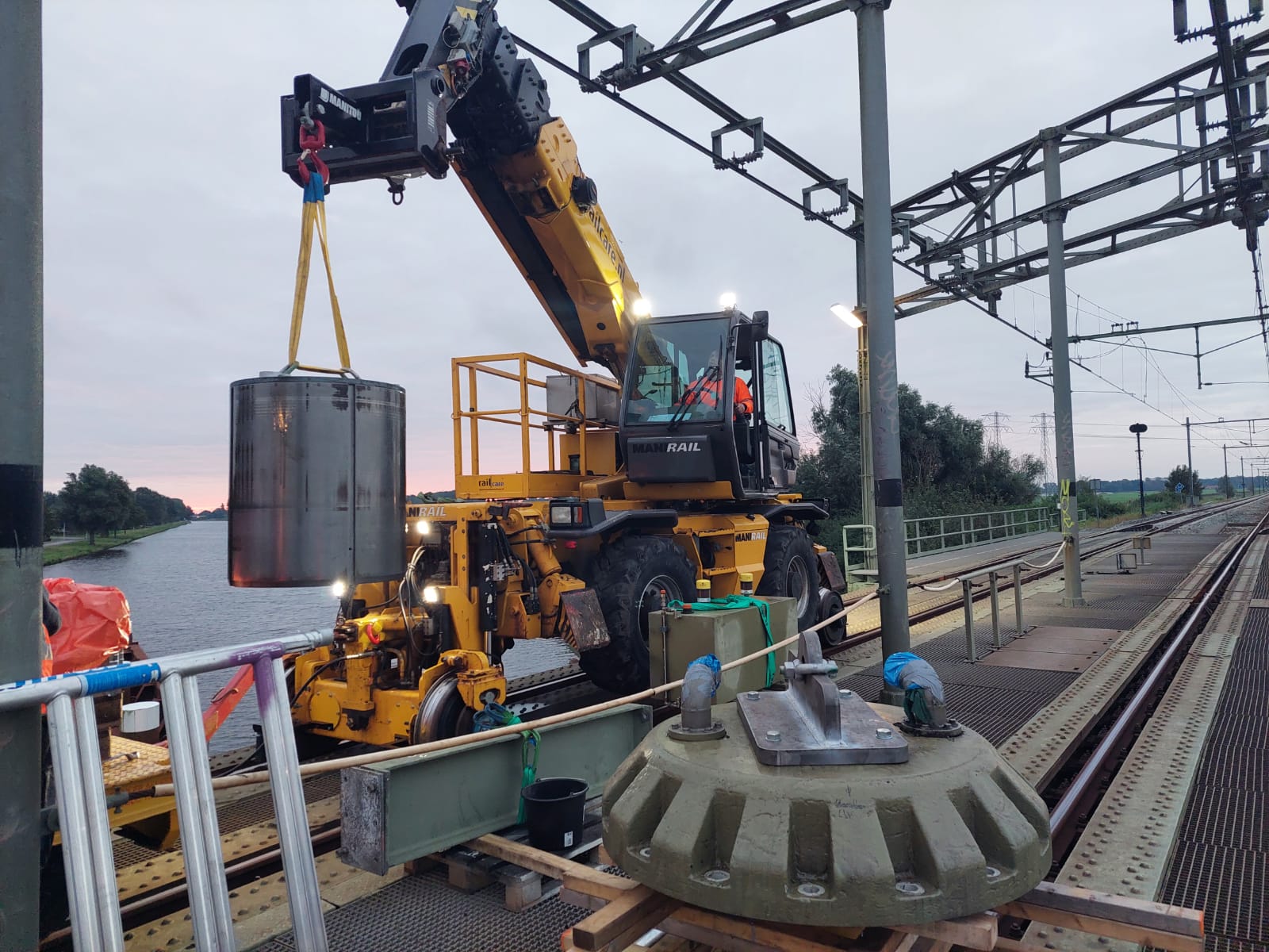 De cilinder wordt uit de brug gehesen