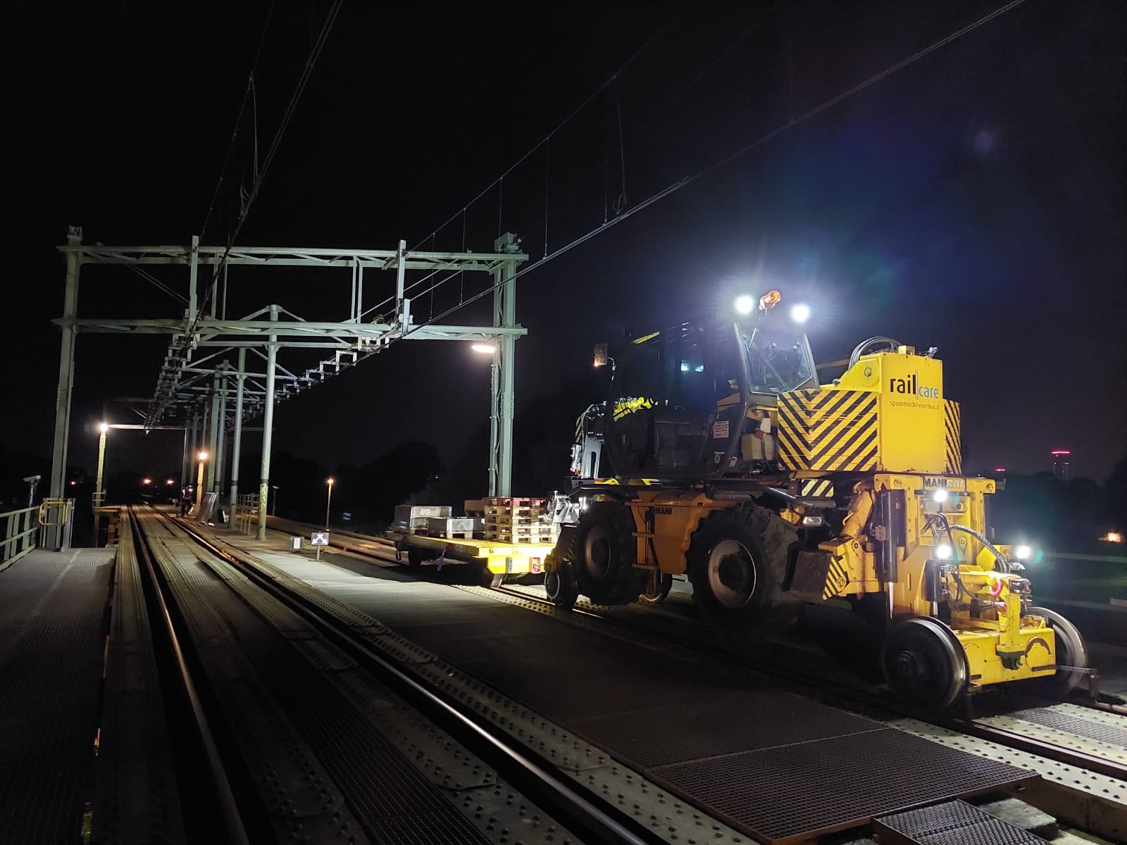 Nachtwerk op de HRMK-spoorbrug