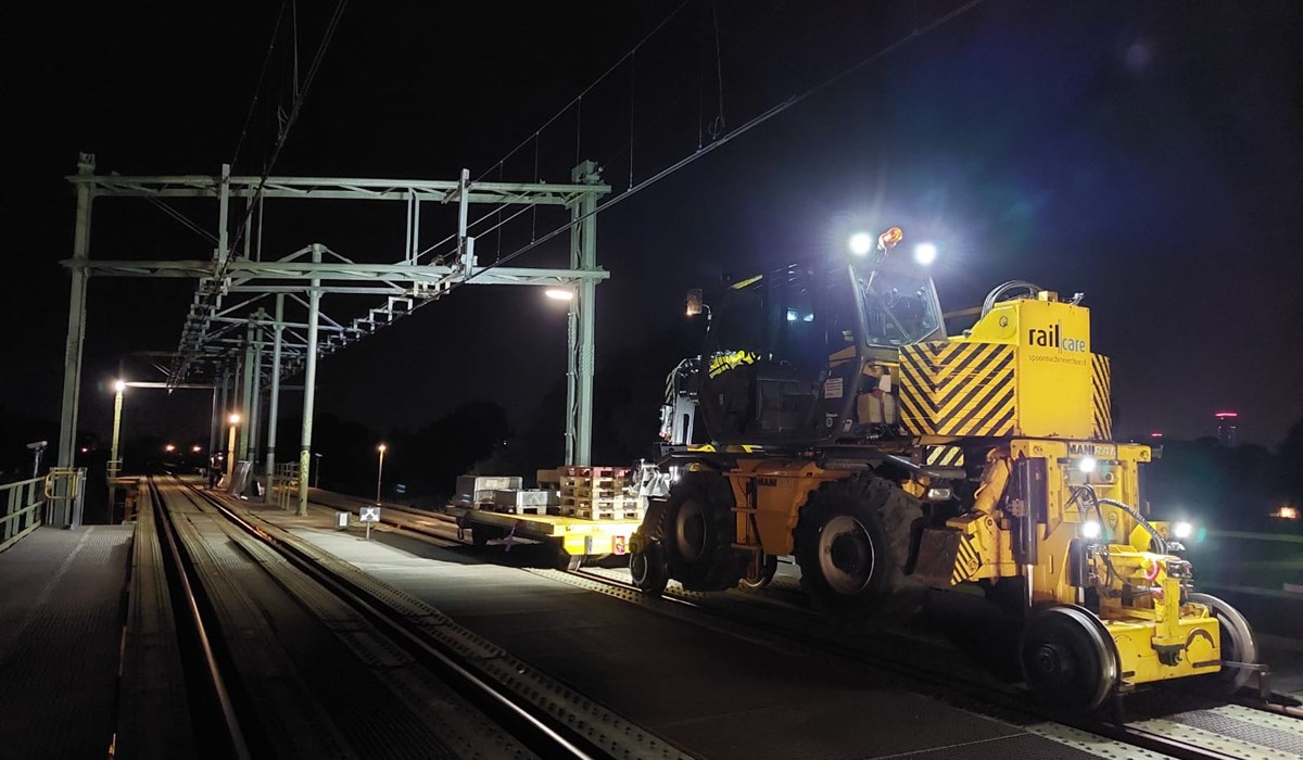 Nachtwerk op de HRMK-spoorbrug