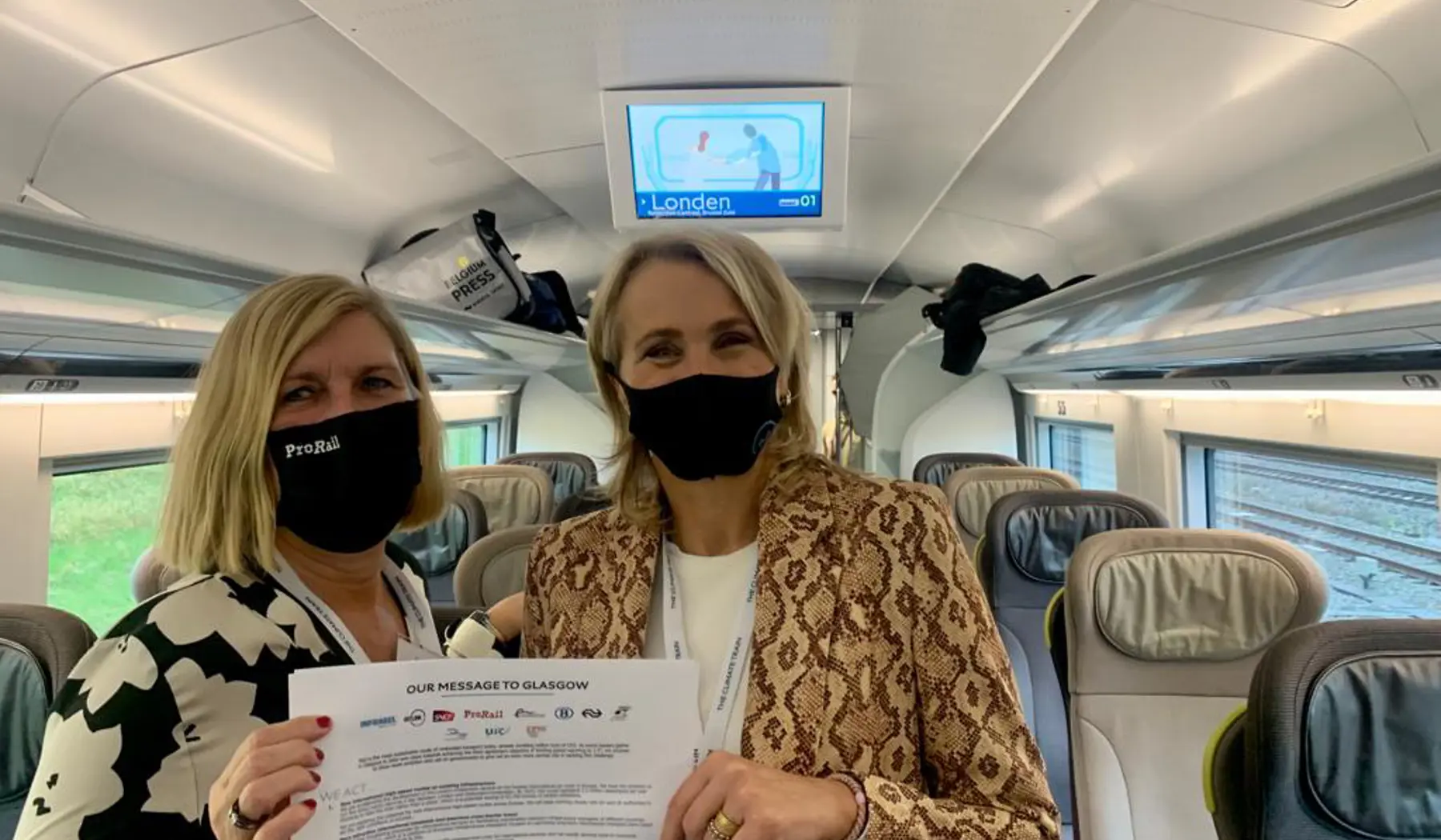 Ans Rietstra (COO bij ProRail) en Marjan Rintel (president-directeur bij NS) met de 'Message to Glasgow'