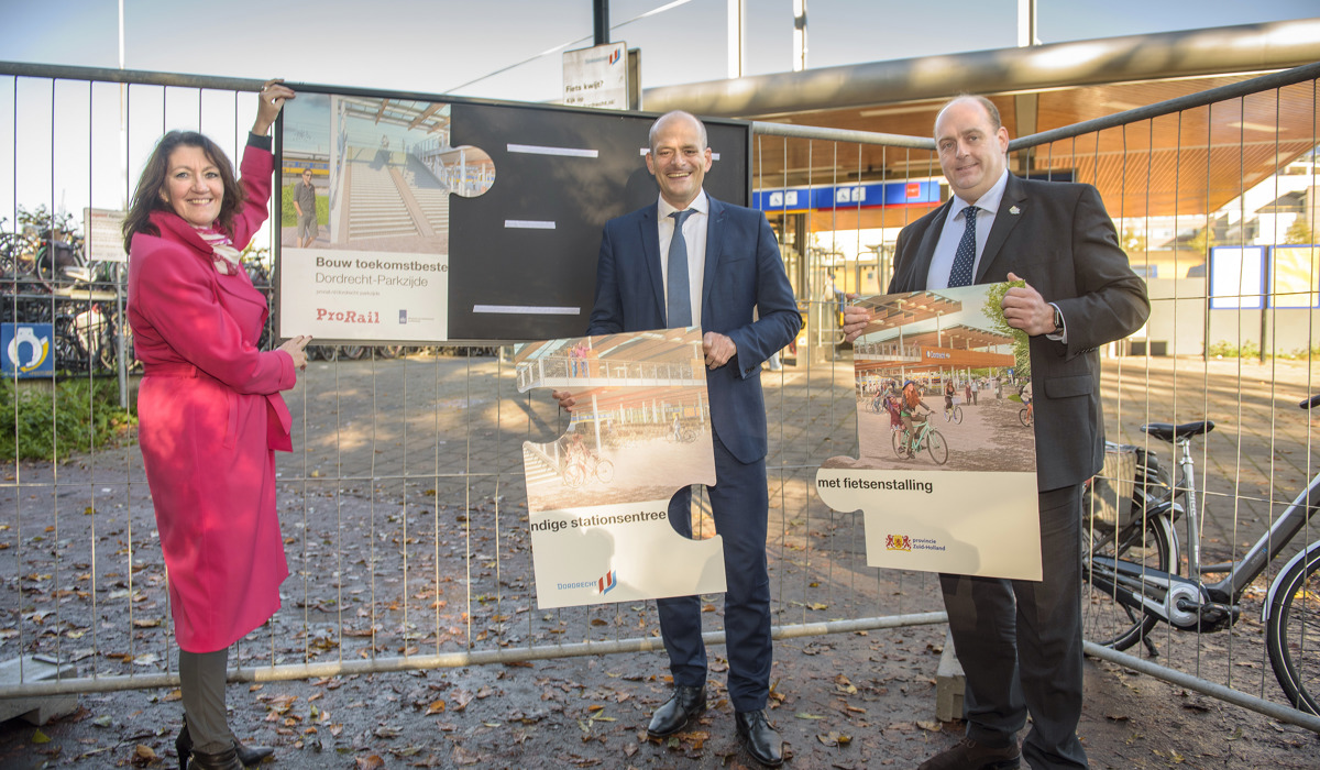 Helga Cuijpers, regiodirecteur bij ProRail, wethouder Rik van der Linden en gedeputeerde Frederik Zevenbergen leggen de puzzelstukken in elkaar