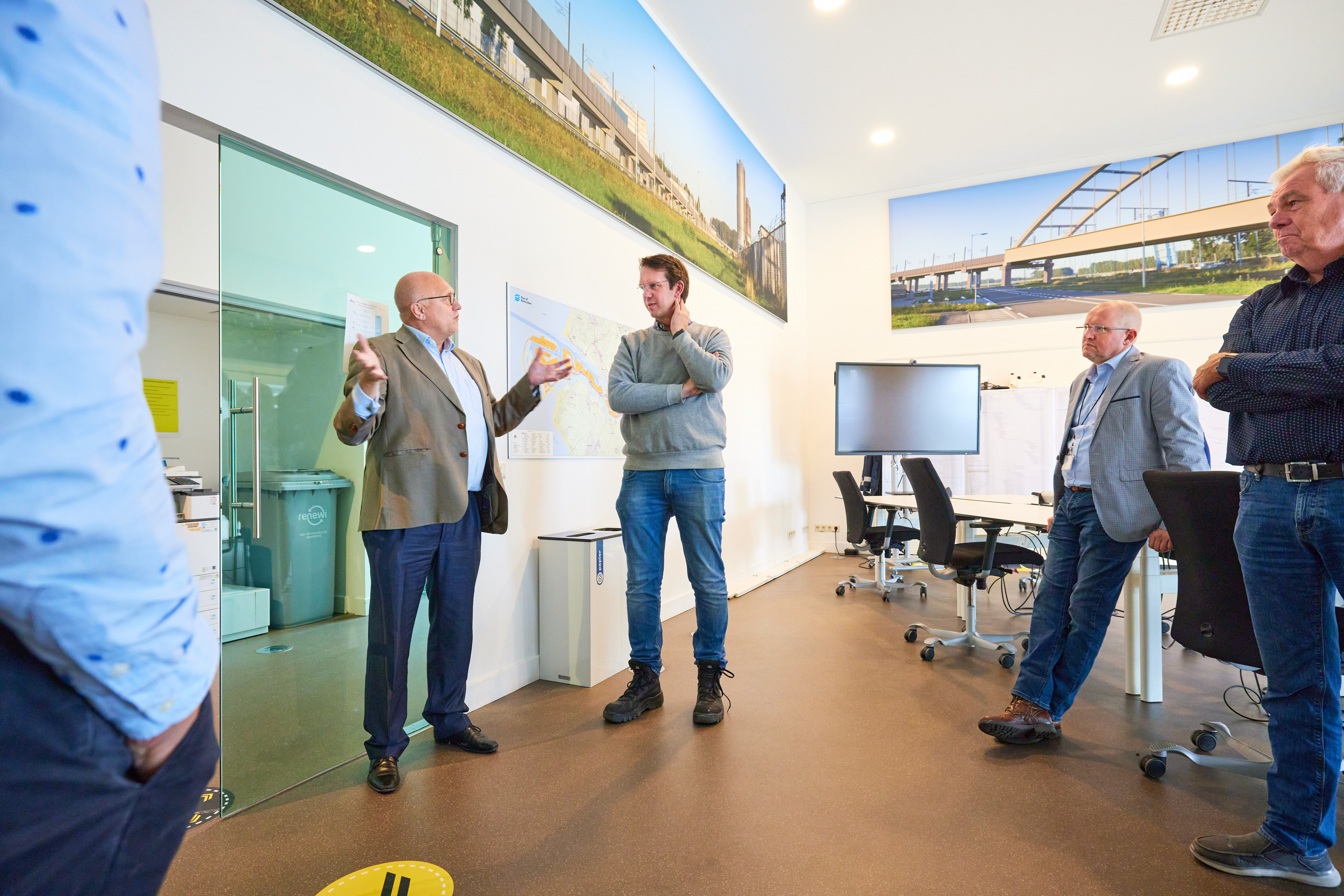 De goede samenwerking met Havenbedrijf Rotterdam wordt besproken