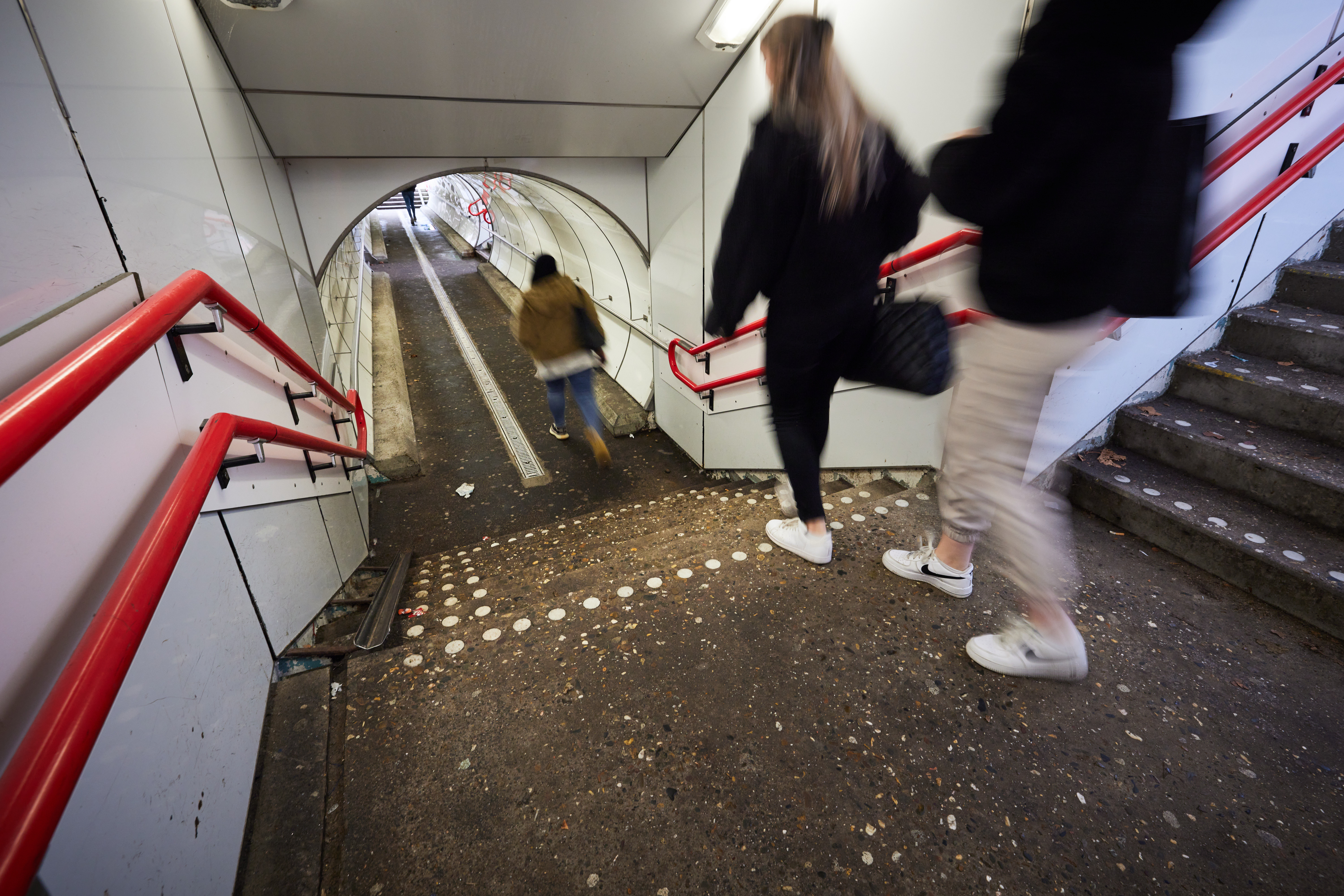 De tunnel was smal en laag