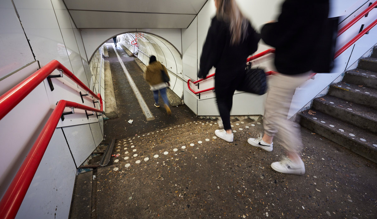 De tunnel was smal en laag