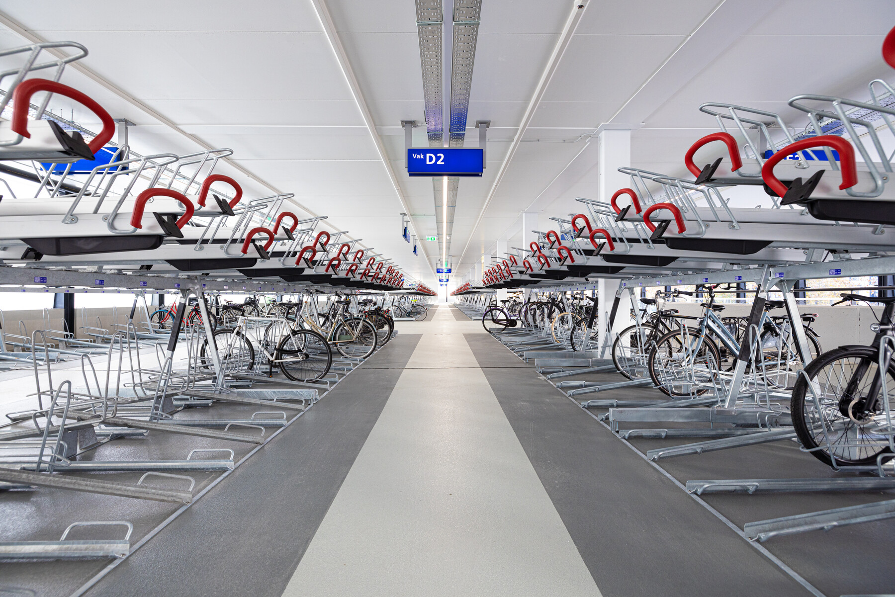 In de nieuwe fietsenstalling is plek voor 3400 fietsen