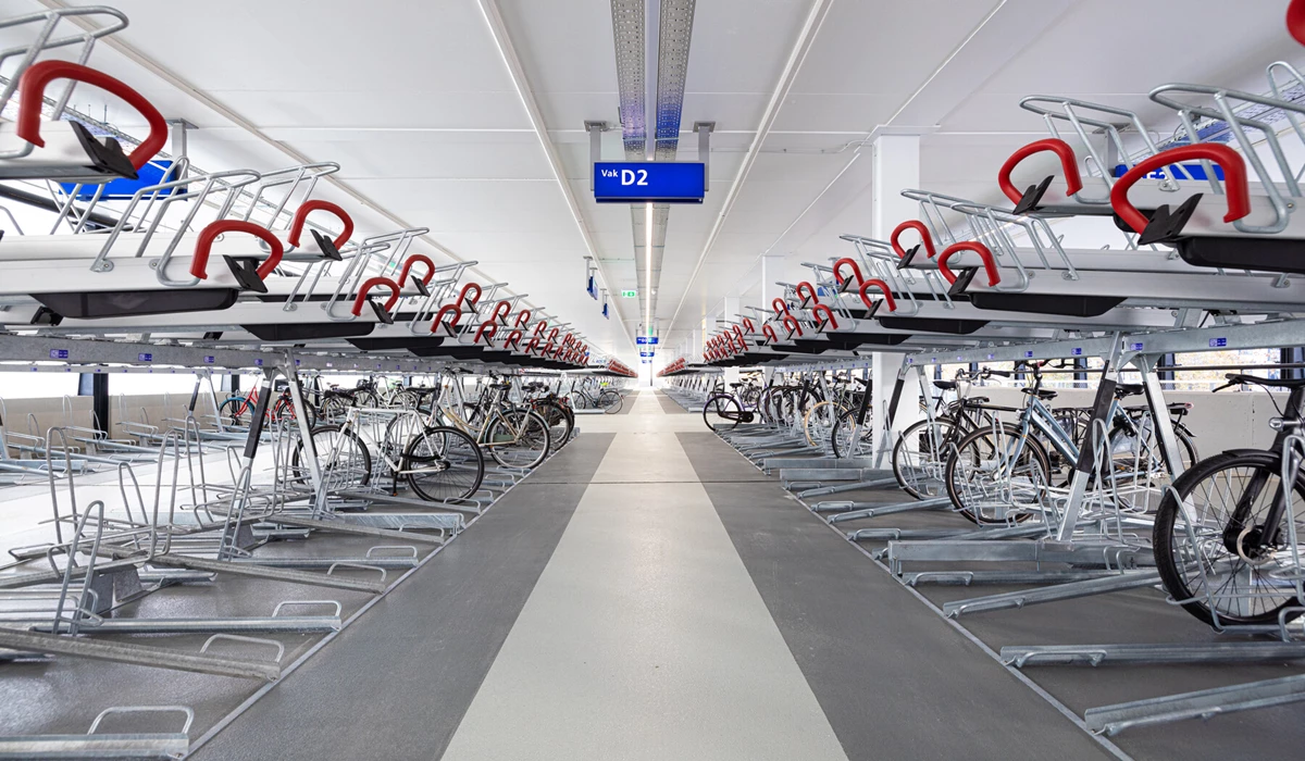 In de nieuwe fietsenstalling is plek voor 3400 fietsen