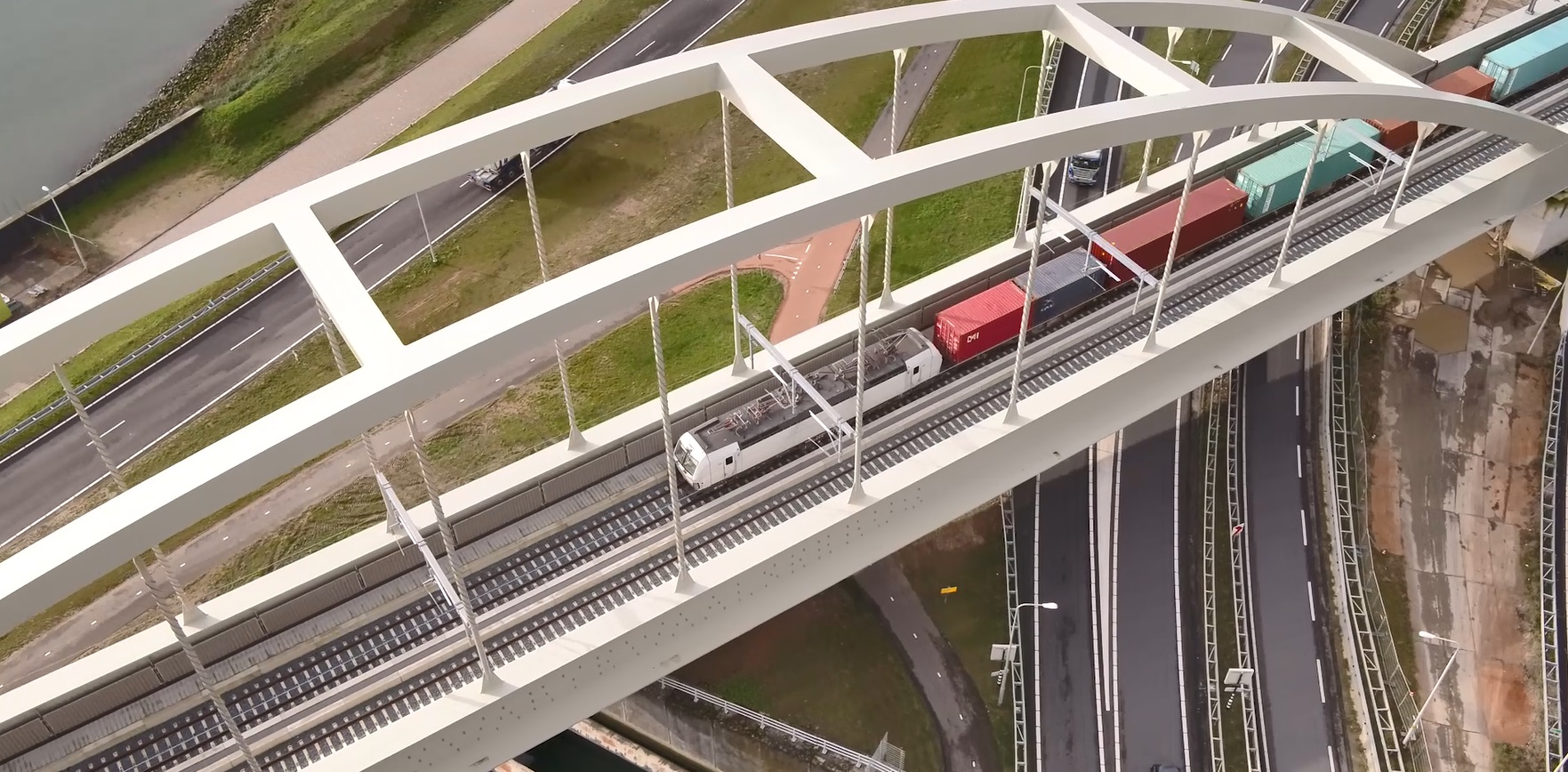 Eerste trein over Theemswegtracé