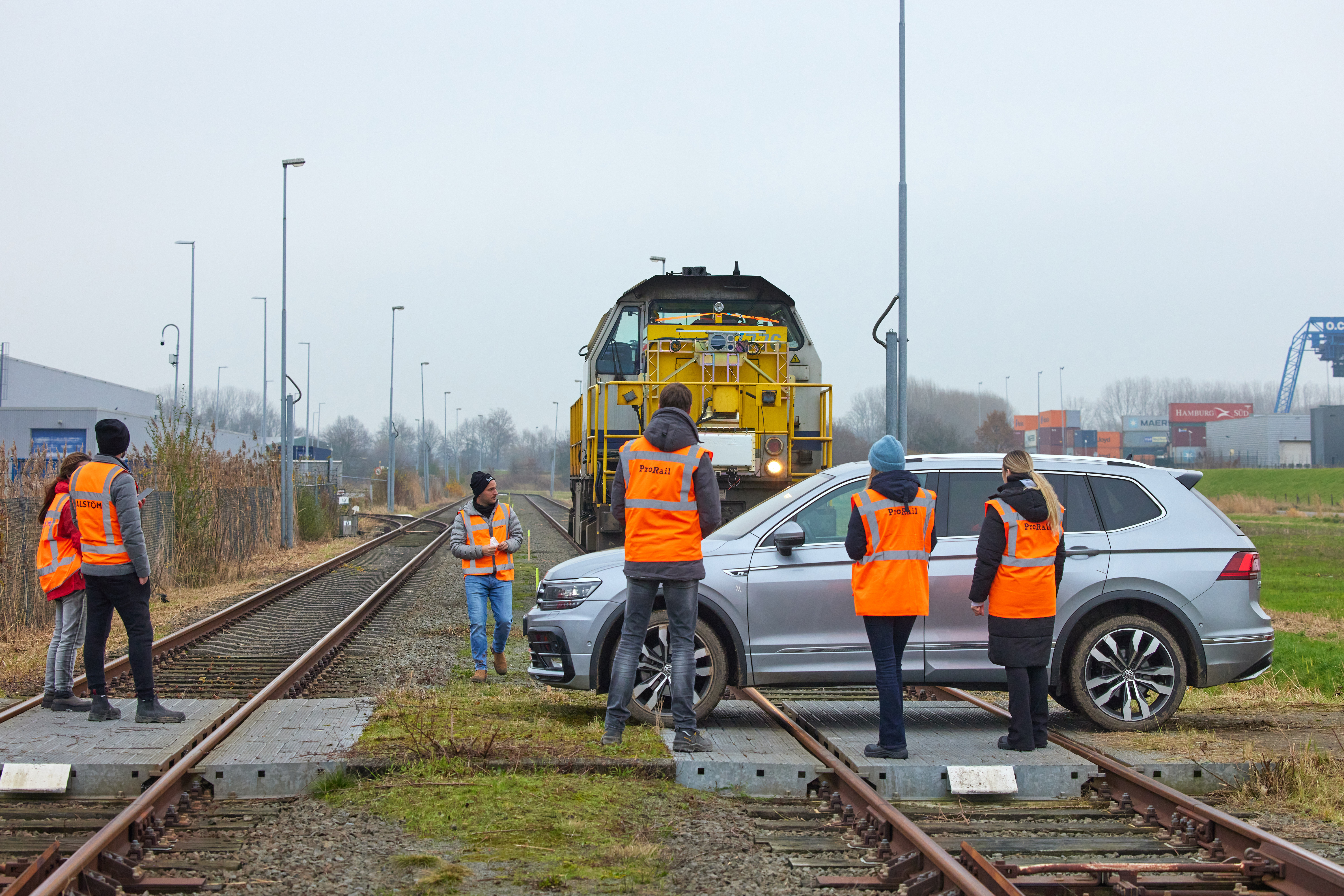 Medewerkers van Elta, leverancier van het obstakeldetectiesysteem, bespreken de proefopstelling van het obstakel op het spoor
