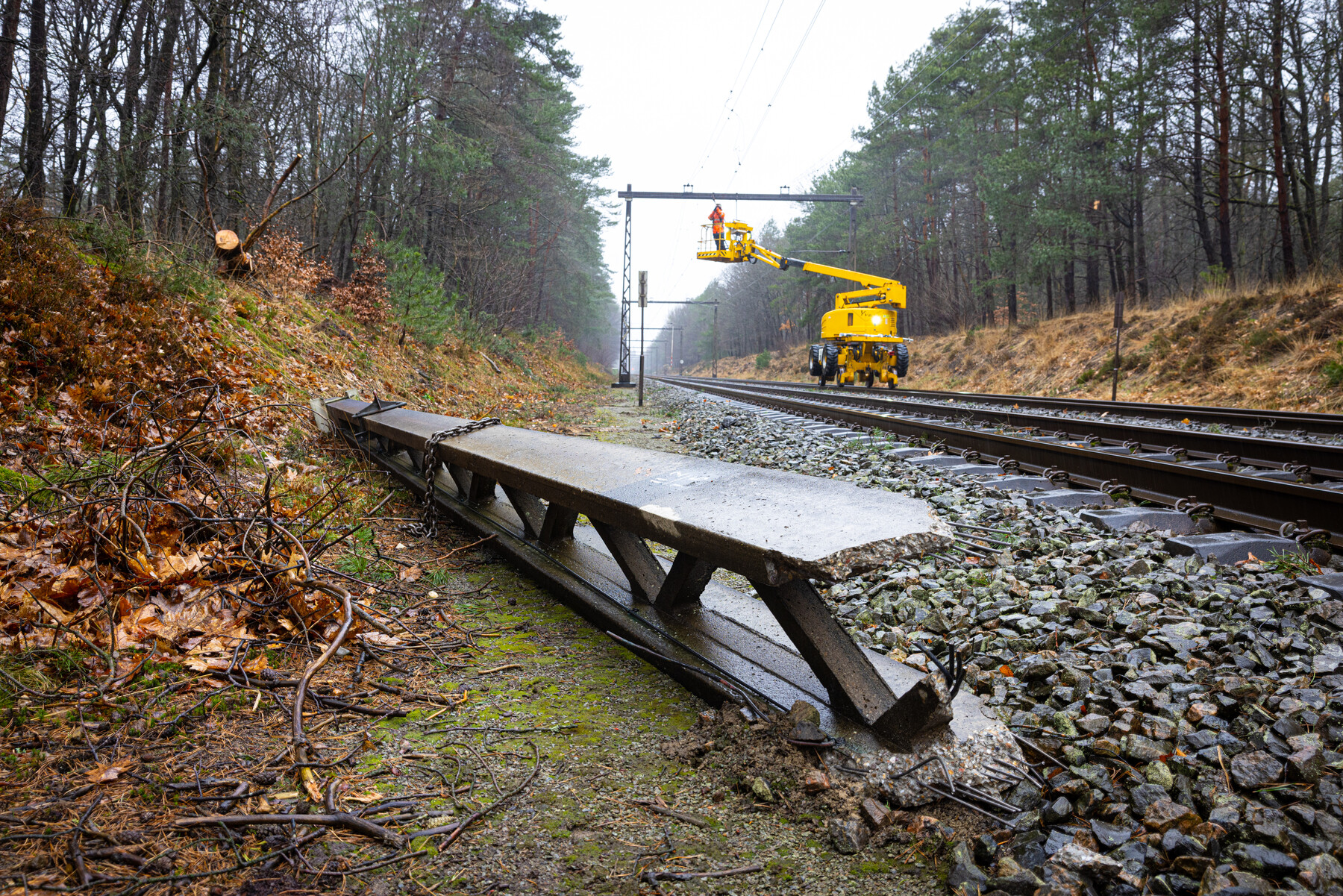 Ook het kapotte bovenleidingsportaal bij Apeldoorn is nu gemaakt