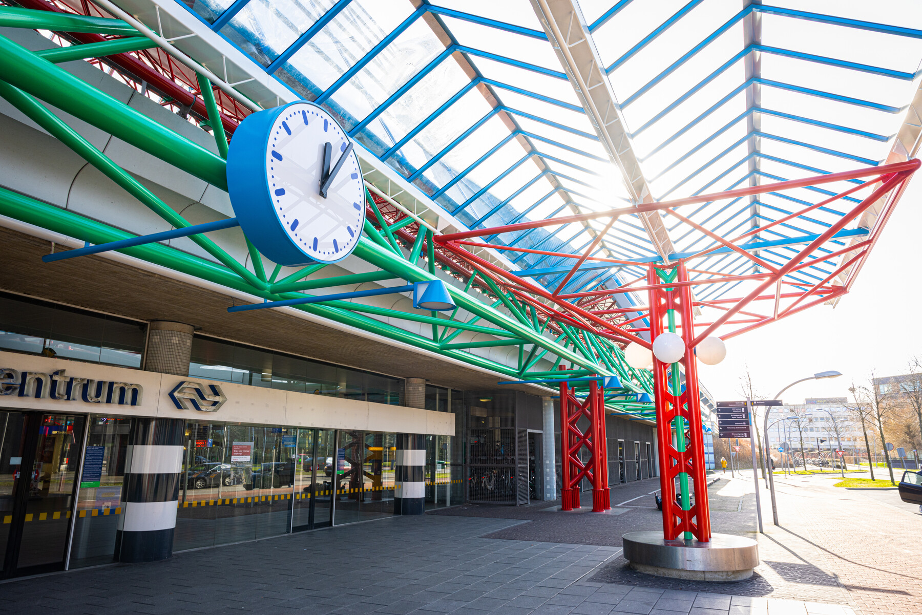 De overkapping is schoongemaakt en het metaalwerk kreeg een nieuwe verflaag