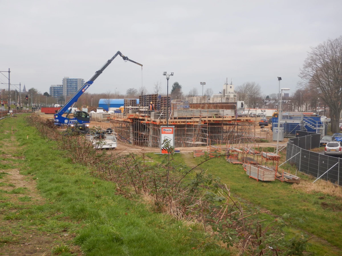 Op het Glas mij-park in Heerlen wordt het nieuwe viaduct De Kissel opgebouwd naast het spoor (foto: Swietelsky Rail Benelux)