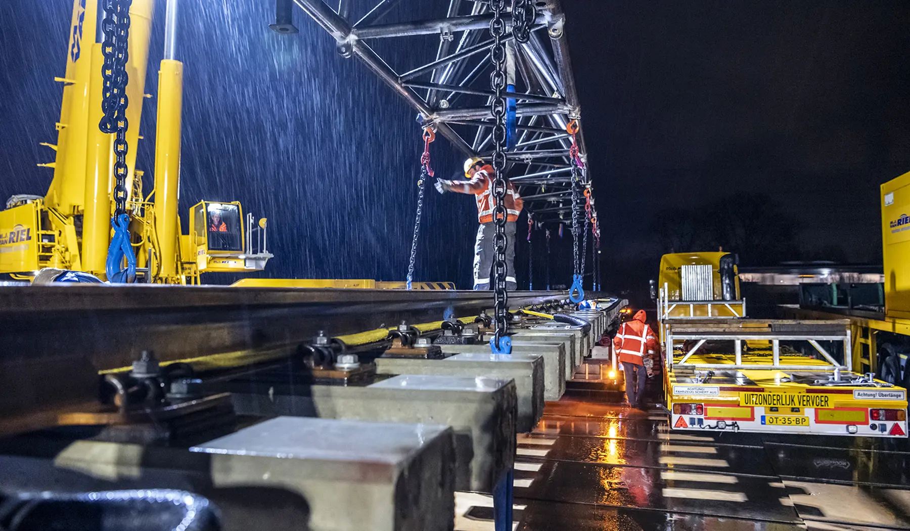 Met een kraan worden de wissels op de juiste plek gelegd