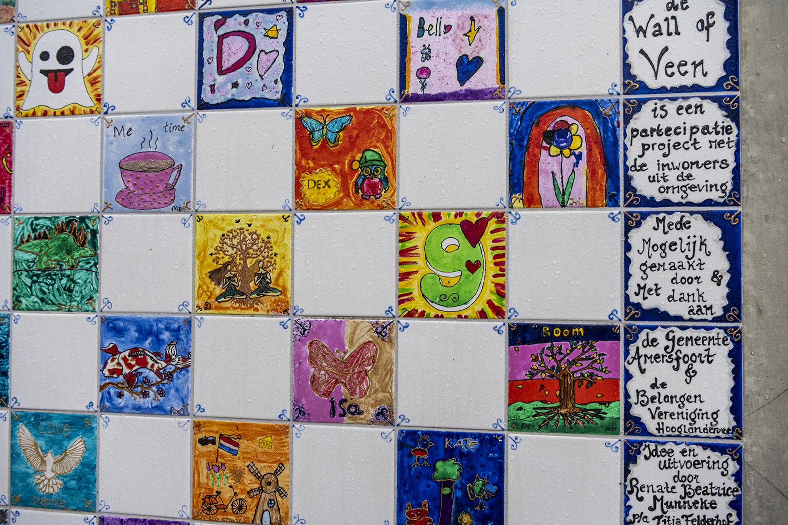 Alle tegeltjes vormen een bont geheel