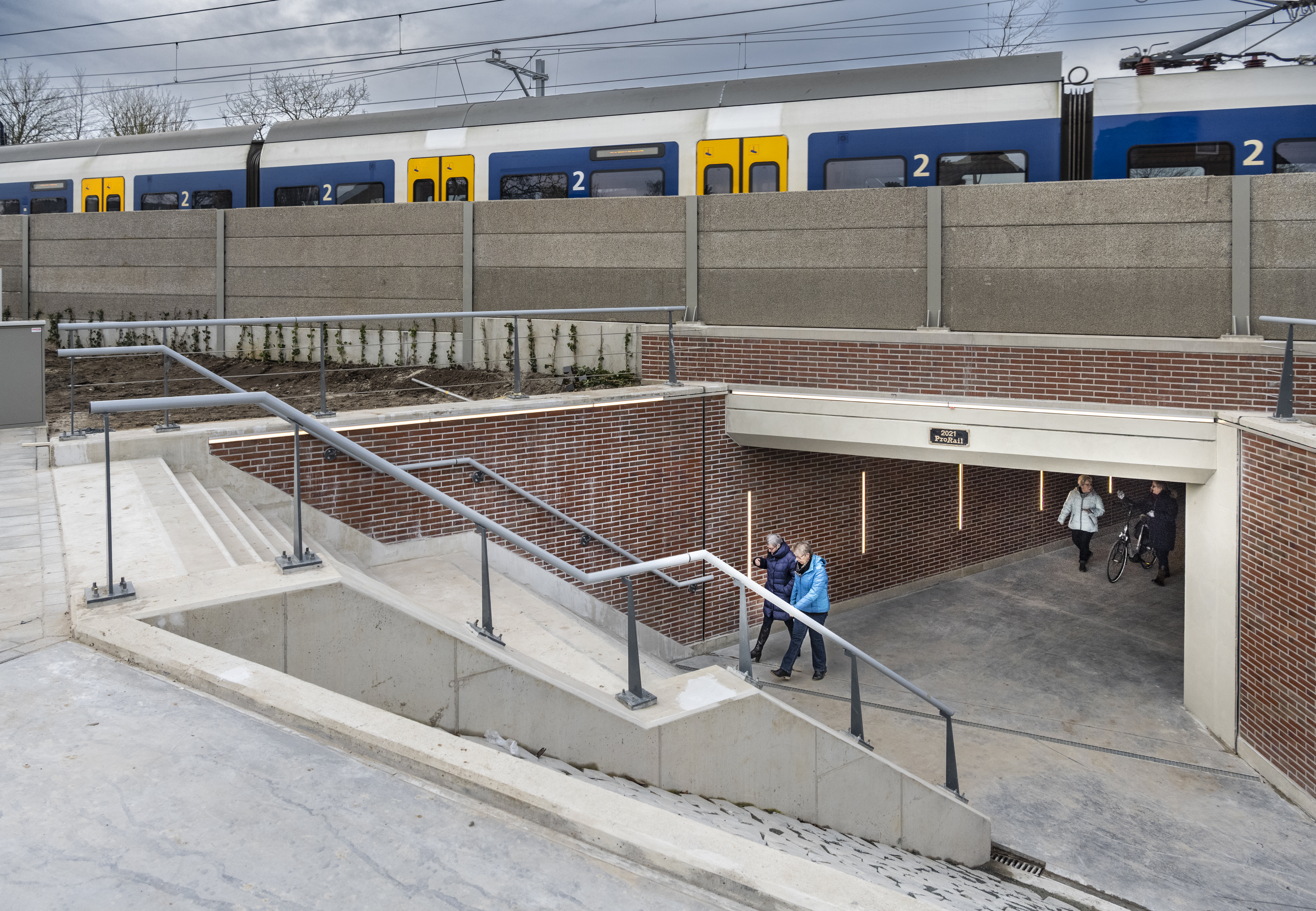 De nieuwe onderdoorgang is geschikt voor voetgangers, met of zonder fiets aan de hand