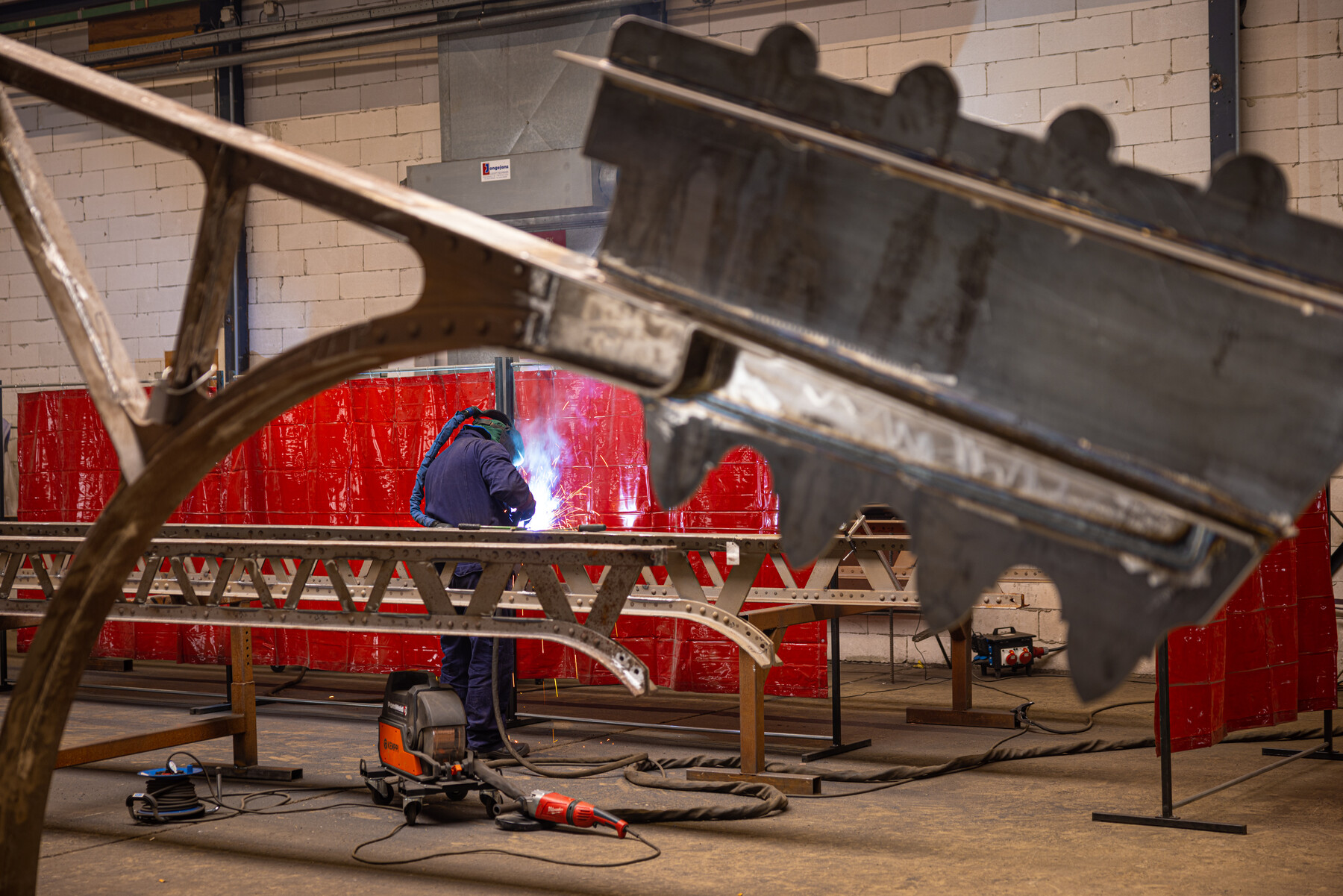 Luifeltje aan einde van de perronkap 