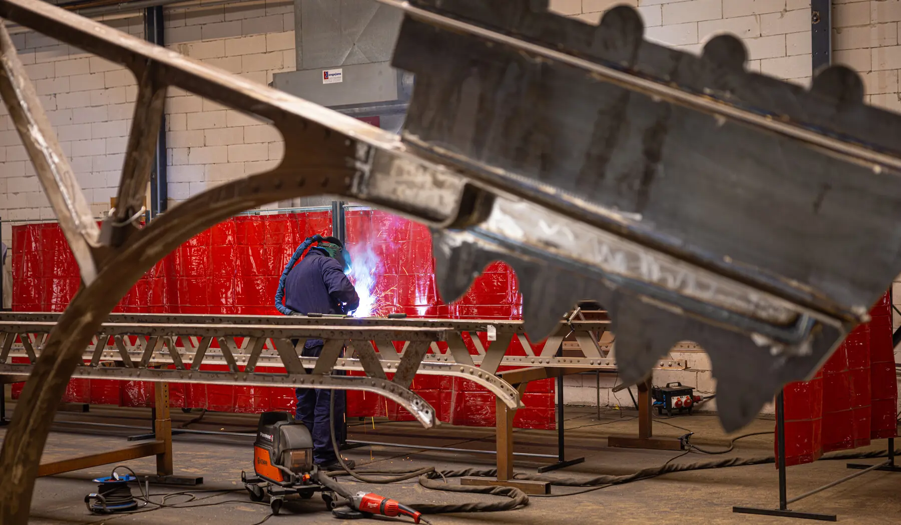 Luifeltje aan einde van de perronkap