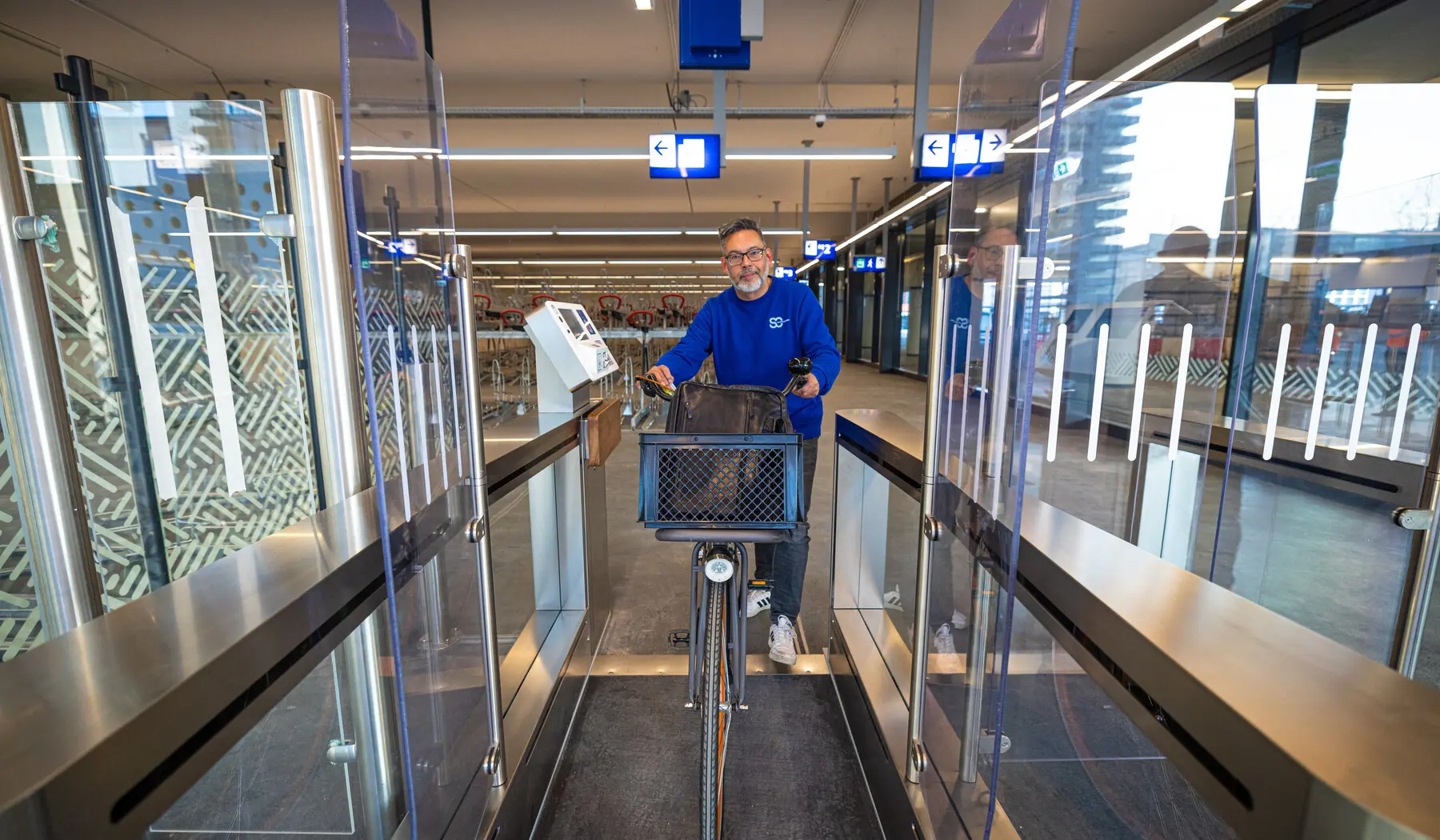 De nieuwe fietsenstalling bij station Almere Centraal is in gebruik