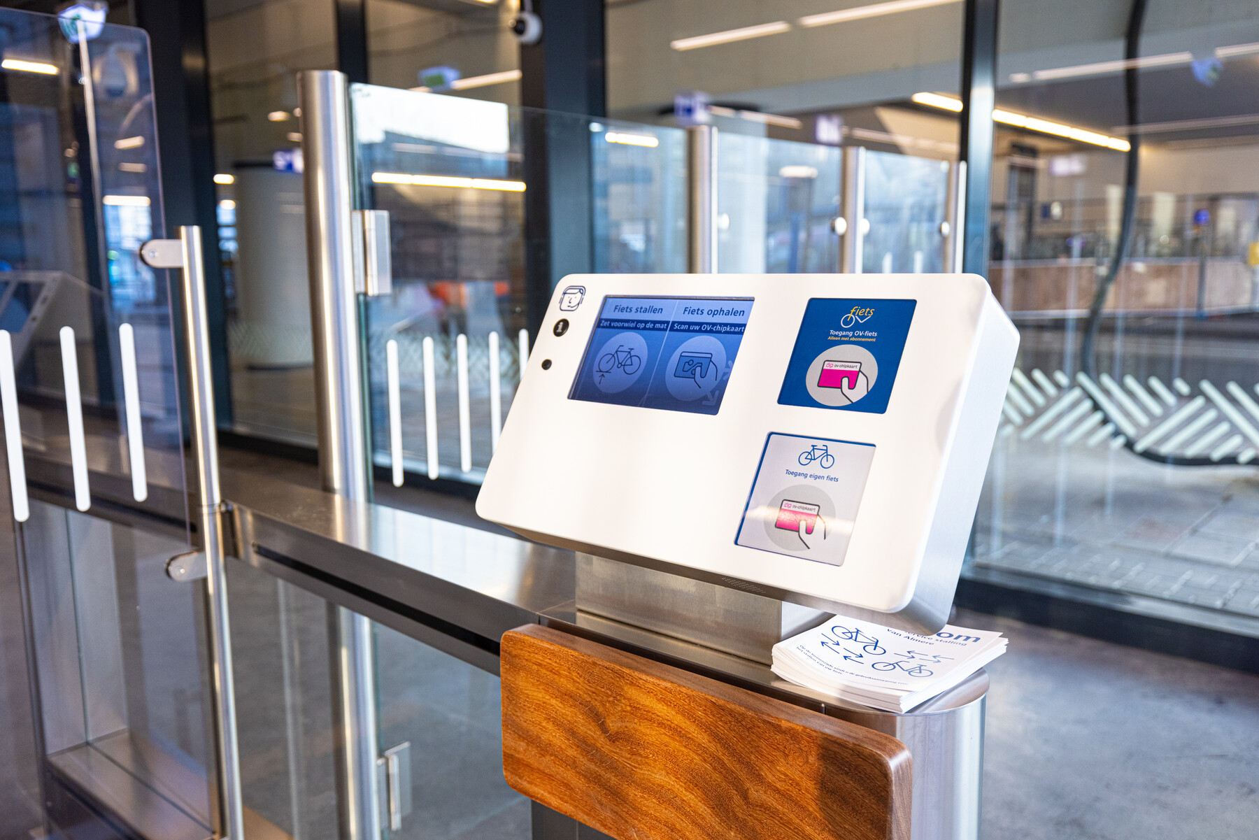 Het is nu een Bewaakte Zelfservice fietsenstalling, met een geautomatiseerde in- en uitgang met toegangspoortjes die wordt bewaakt door beveiligingscamera’s