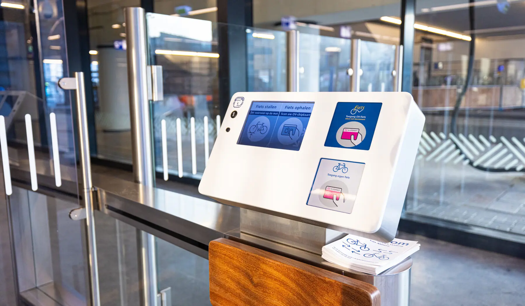 Het is nu een Bewaakte Zelfservice fietsenstalling, met een geautomatiseerde in- en uitgang met toegangspoortjes die wordt bewaakt door beveiligingscamera’s