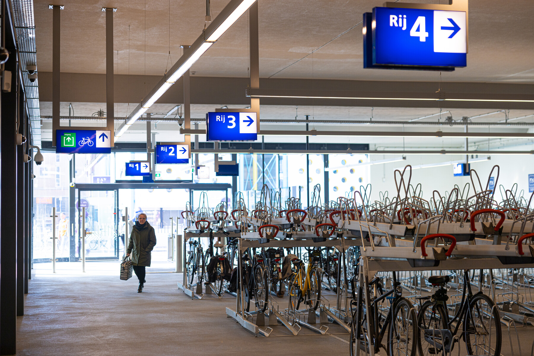 De stalling biedt ruimte aan 620 gewone en 50 buitenmodel fietsen